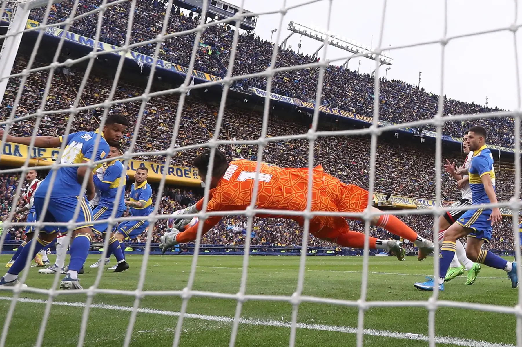 Agustín Rossi arquero de Boca detiene un remate de River Plate durante partido de la división argentina, en el estadio La Bombonera. Foto: EFE