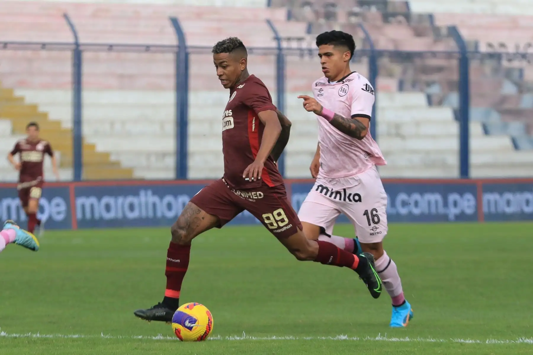 Andy Polo de Universitario controla el balón ante la marca de su rival de Sport Boys durante partido por la jornada 11 del Torneo Clausura, en el Estadio Iván Elías Moreno. Foto: Liga 1