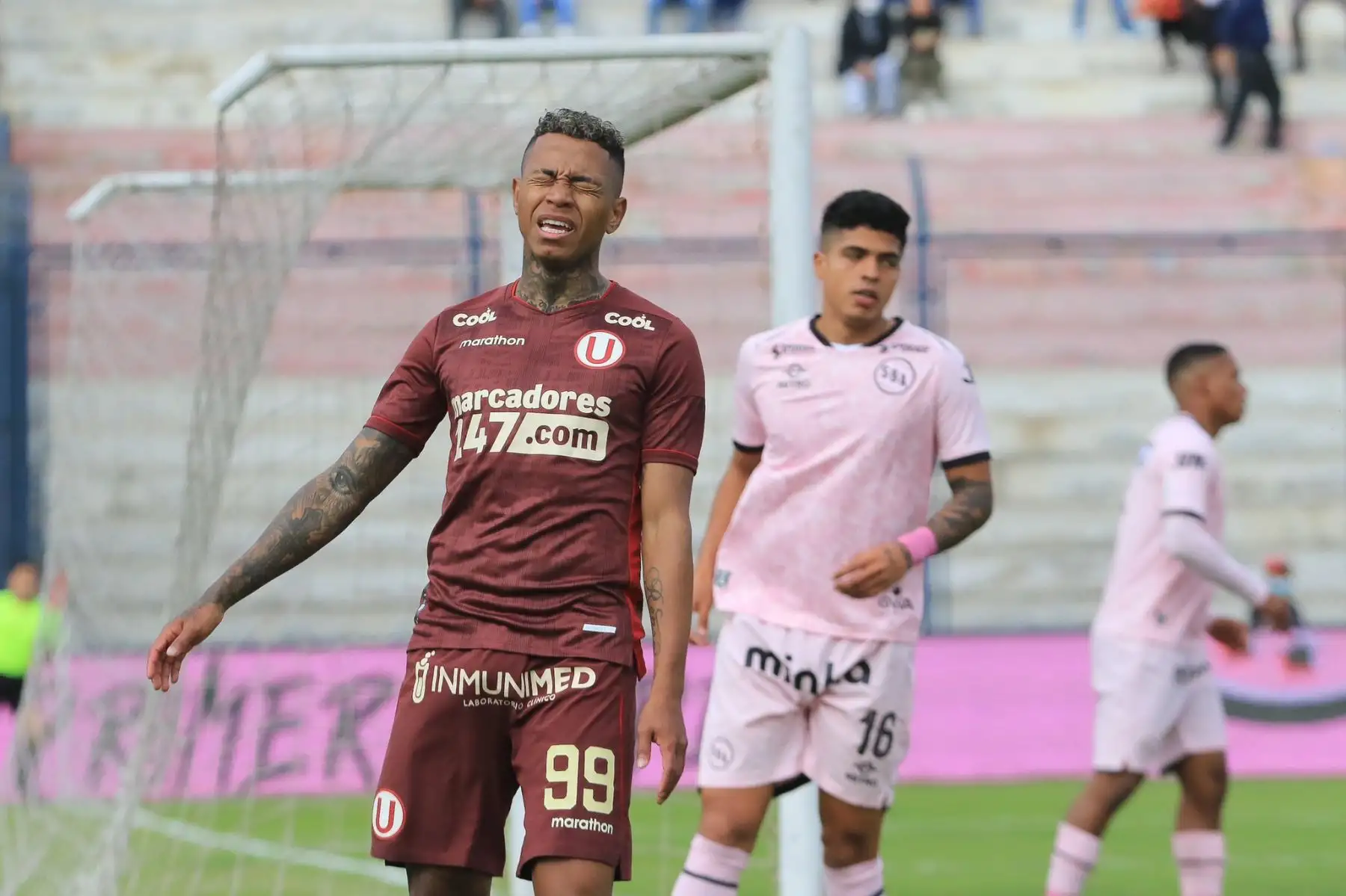 Andy Polo de Universitario se lamenta tras un remate  ante la portería de Sport Boys durante partido por la jornada 11 del Torneo Clausura, en el Estadio Iván Elías Moreno. Foto: Liga 1