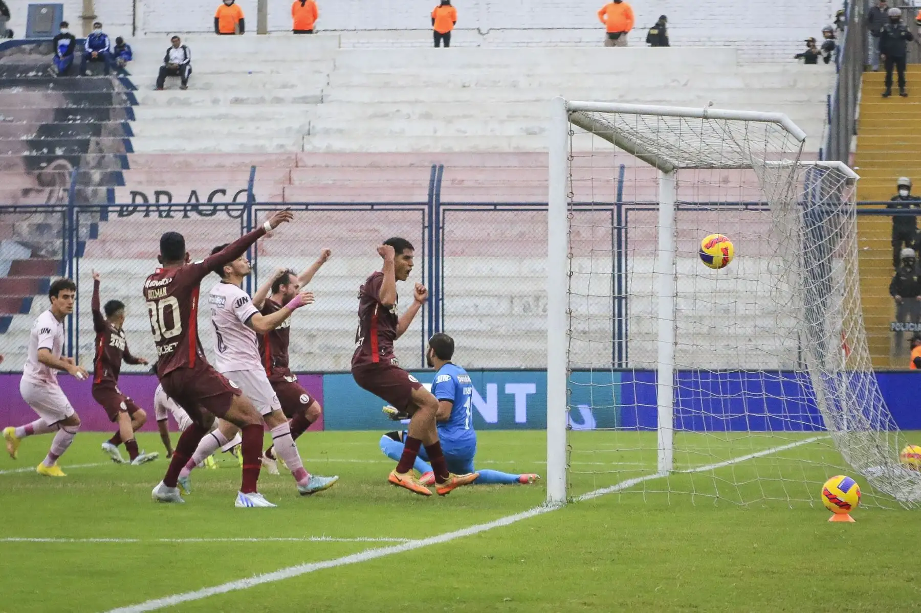 Tiago Cantoro de Universitario celebra tras marcar el 1-0 a Sport Boys durante partido por la jornada 11 de la Liga 1, en el Estadio Iván Elías Moreno. Foto: Liga 1