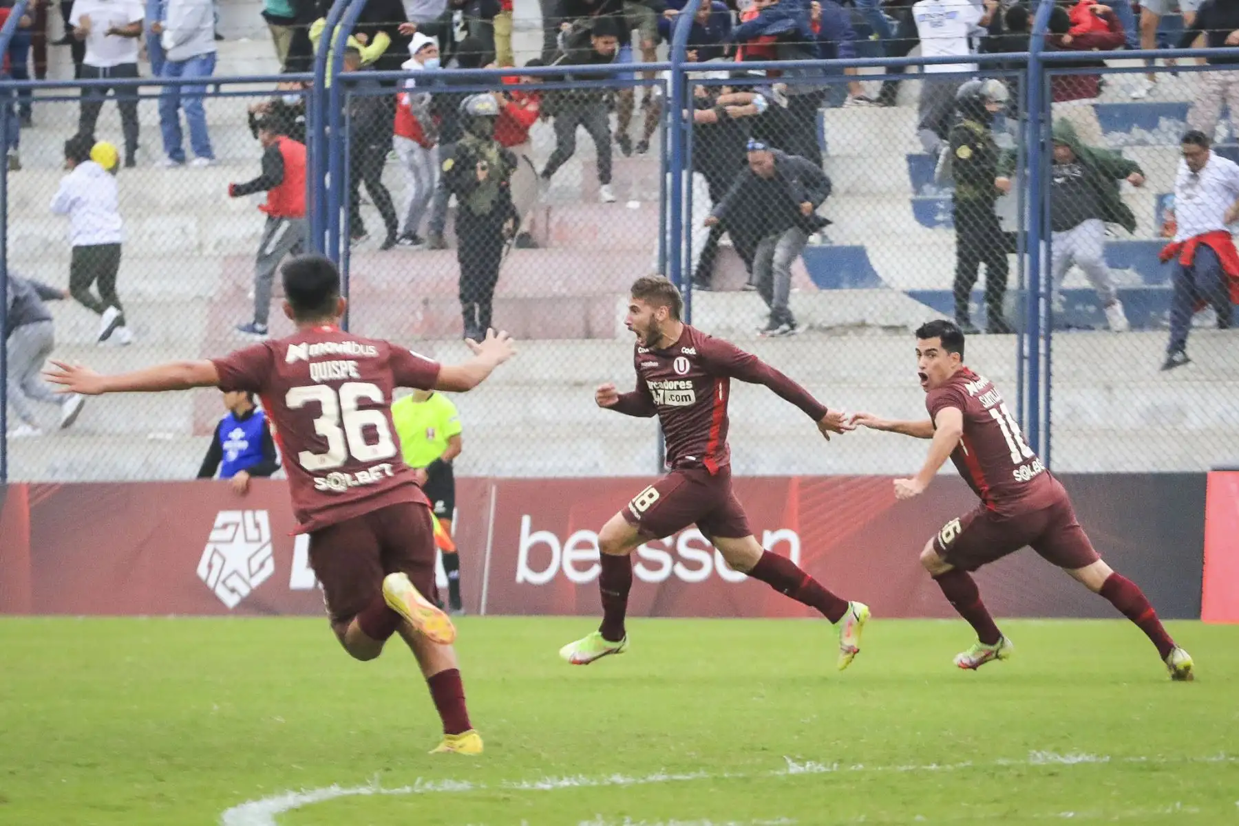 Tiago Cantoro de Universitario celebra tras marcar el 1-0 a Sport Boys durante partido por la jornada 11 de la Liga 1, en el Estadio Iván Elías Moreno. Foto: Liga 1