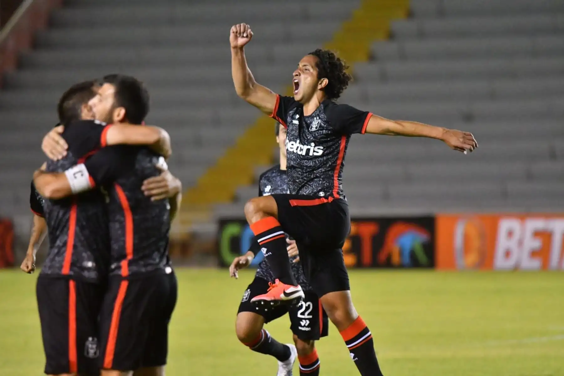 Jean Pierre Archimbaud del Melgar celebra tras anotar ante Deportivo Municipal durante partido por la jornada 11 de la Liga 1, en el estadio Monumental UNSA. Foto: Cortesía Diego Ramos