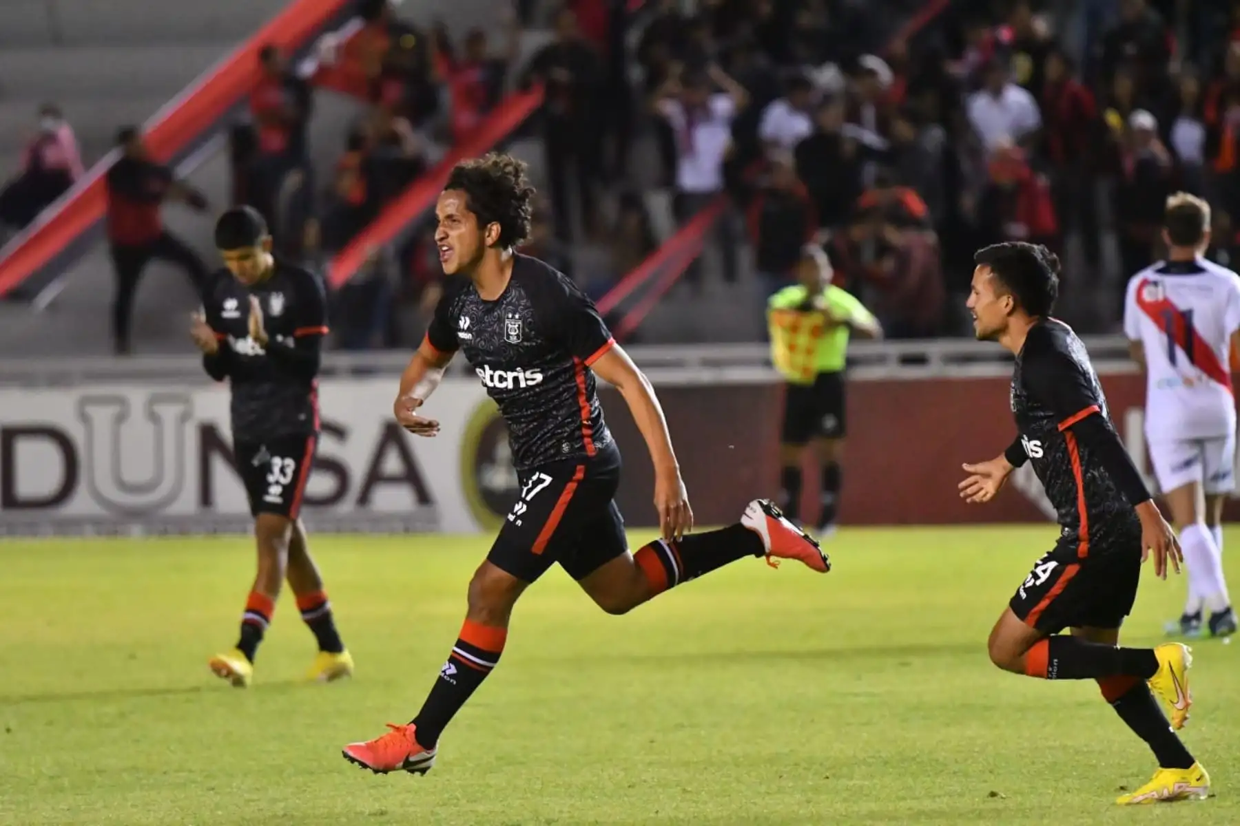 Jean Pierre Archimbaud del Melgar celebra tras anotar ante Deportivo Municipal durante partido por la jornada 11 de la Liga 1, en el estadio Monumental UNSA. Foto: Cortesía Diego Ramos