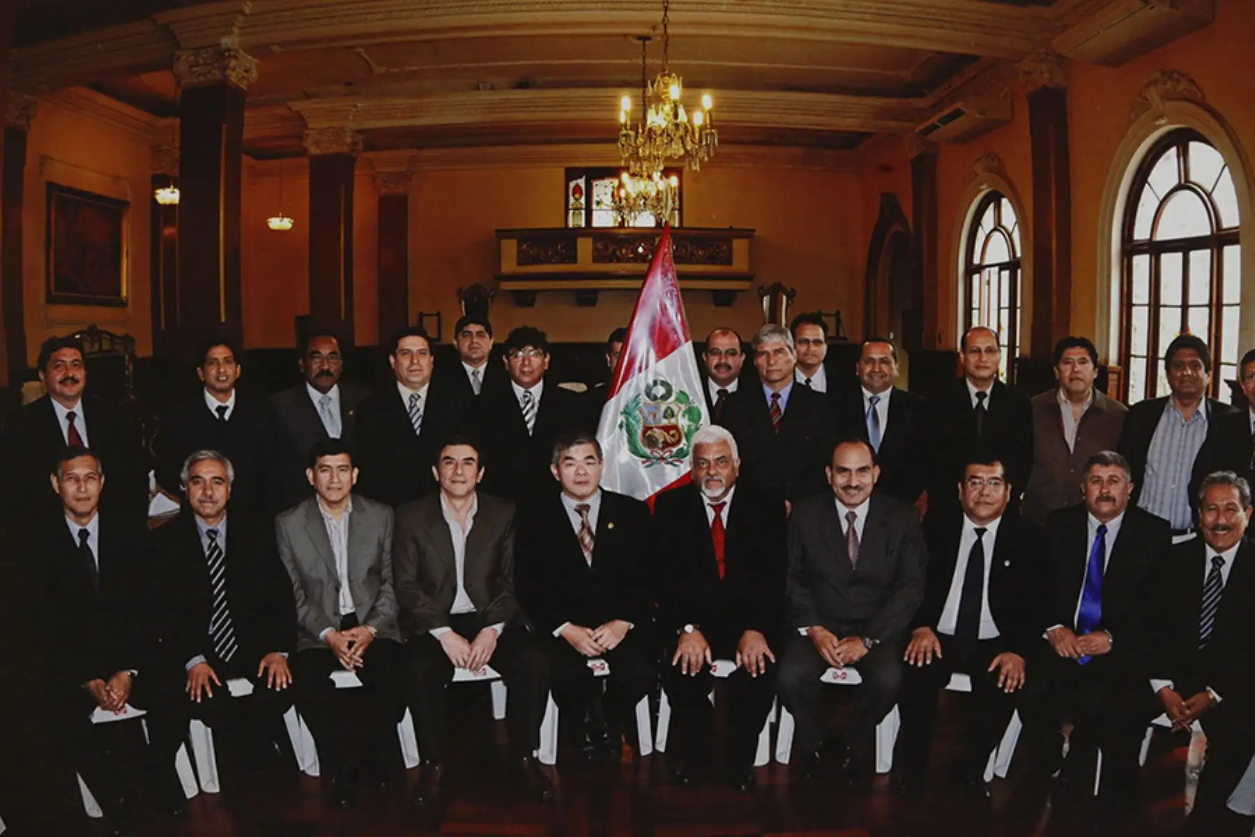 Integrantes del GEIN de la Policía Nacional del Perú que capturó al líder senderista Abimael Guzmán Rewynoso. Fotografía que forma parte de una exposición del Congreso de la República. Foto: Reproducción