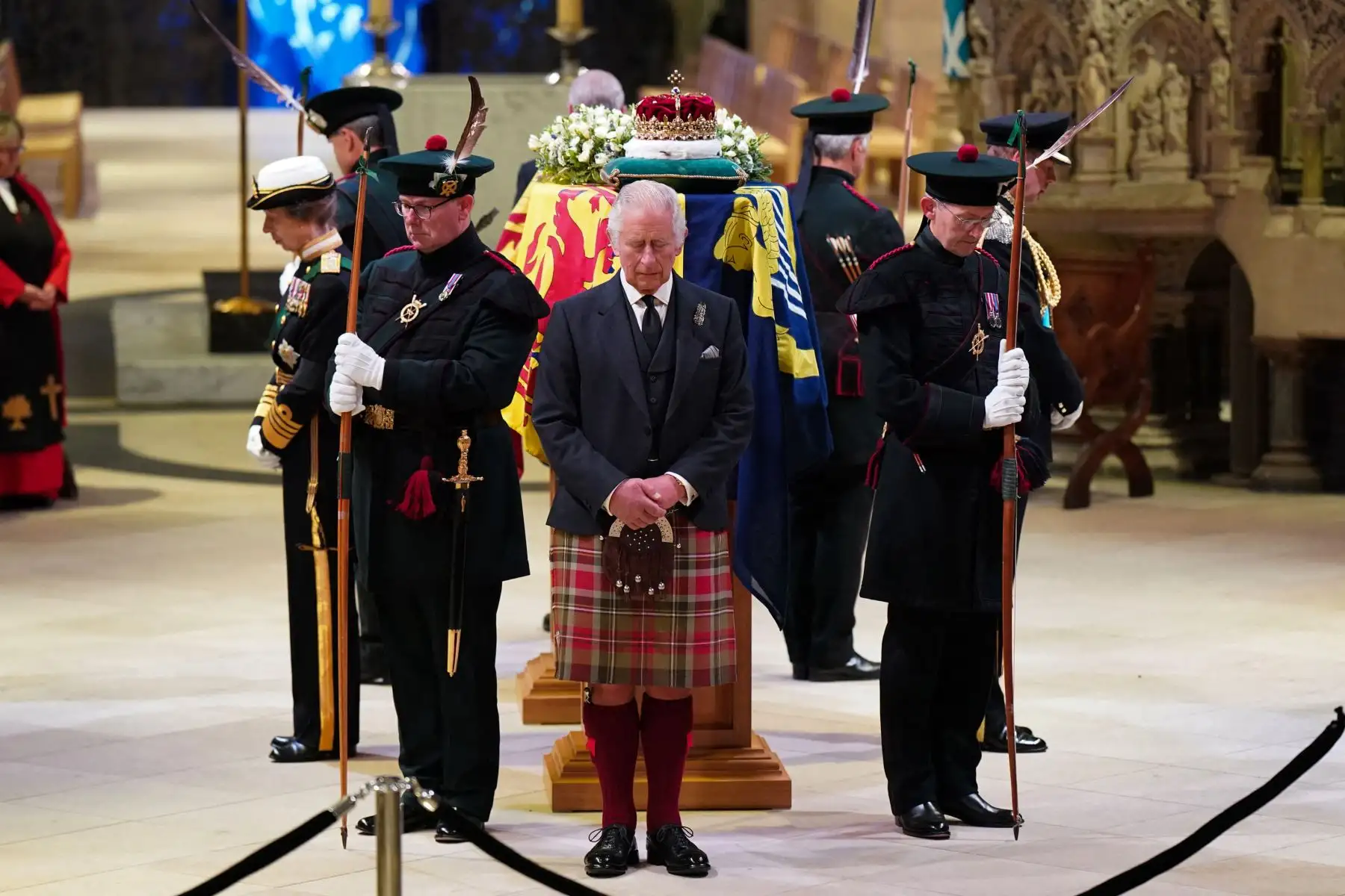Al tiempo que empezaba la despedida a la difunta monarca, Carlos III se afianza poco a poco como jefe de Estado y de la familia real. Foto: AFP