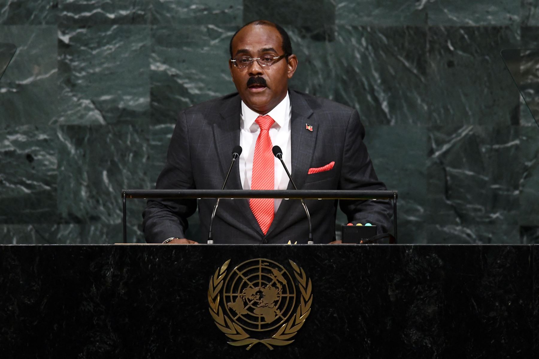 Tras muerte de la reina, Antigua y Barbuda anuncia referendo para convertirse en república