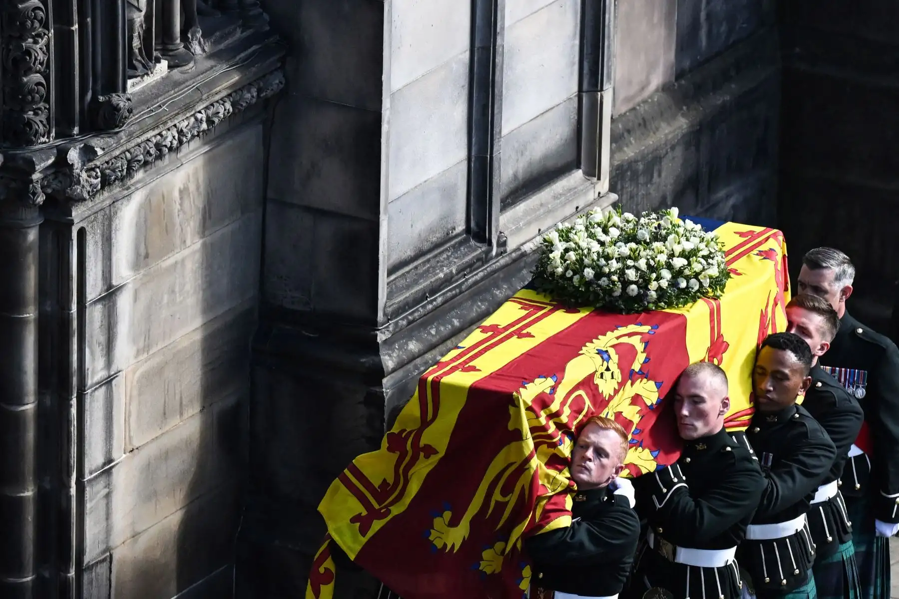 Los portadores del féretro llevan el ataúd de la Reina Isabel II, envuelto en el Estandarte Real de Escocia, a la Catedral de St Giles, en Edimburgo.
Foto: AFP