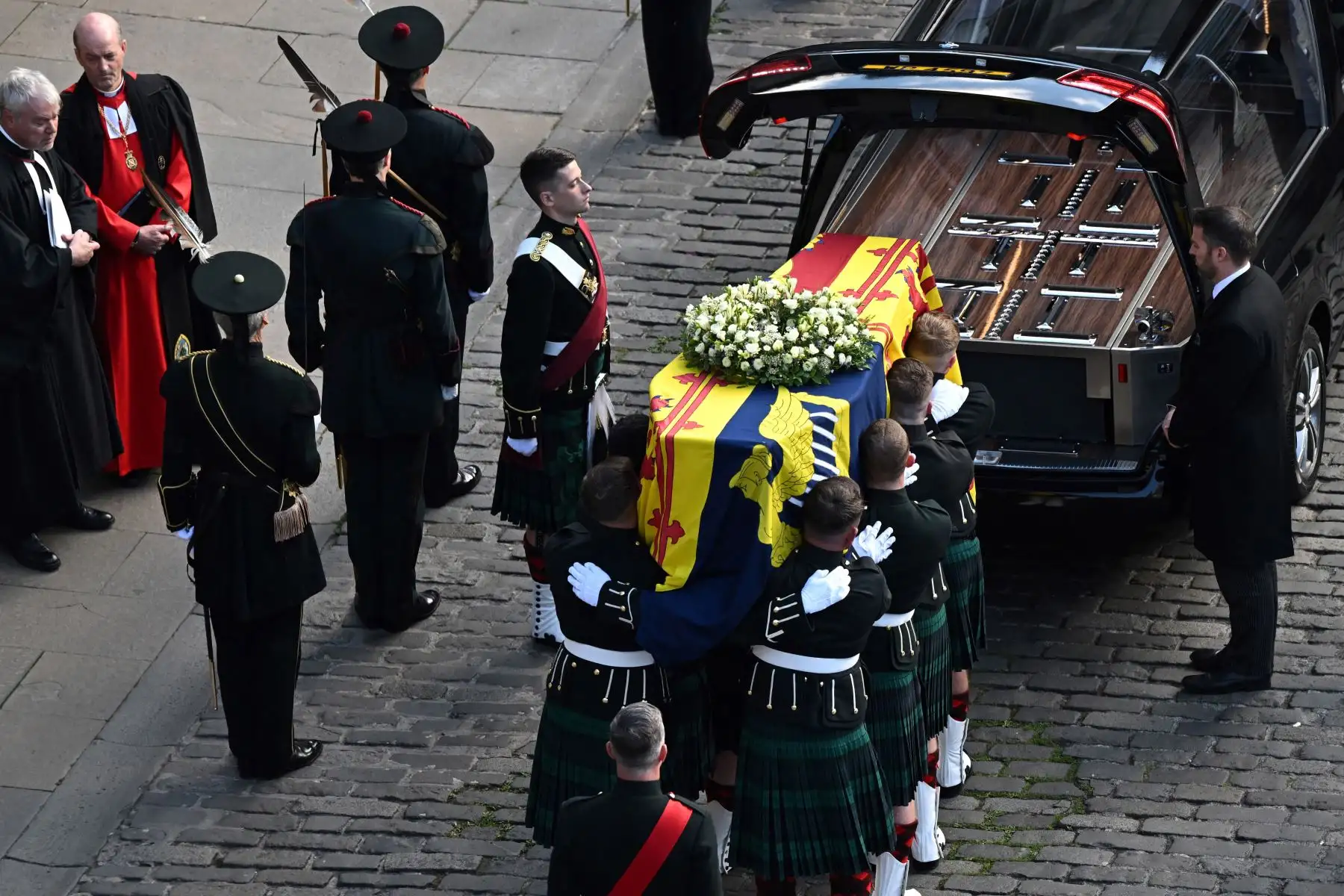 Los portadores del féretro llevan el ataúd de la reina Isabel II cuando llega a la catedral de St Giles, donde descansará la reina Isabel II.
Foto: AFP