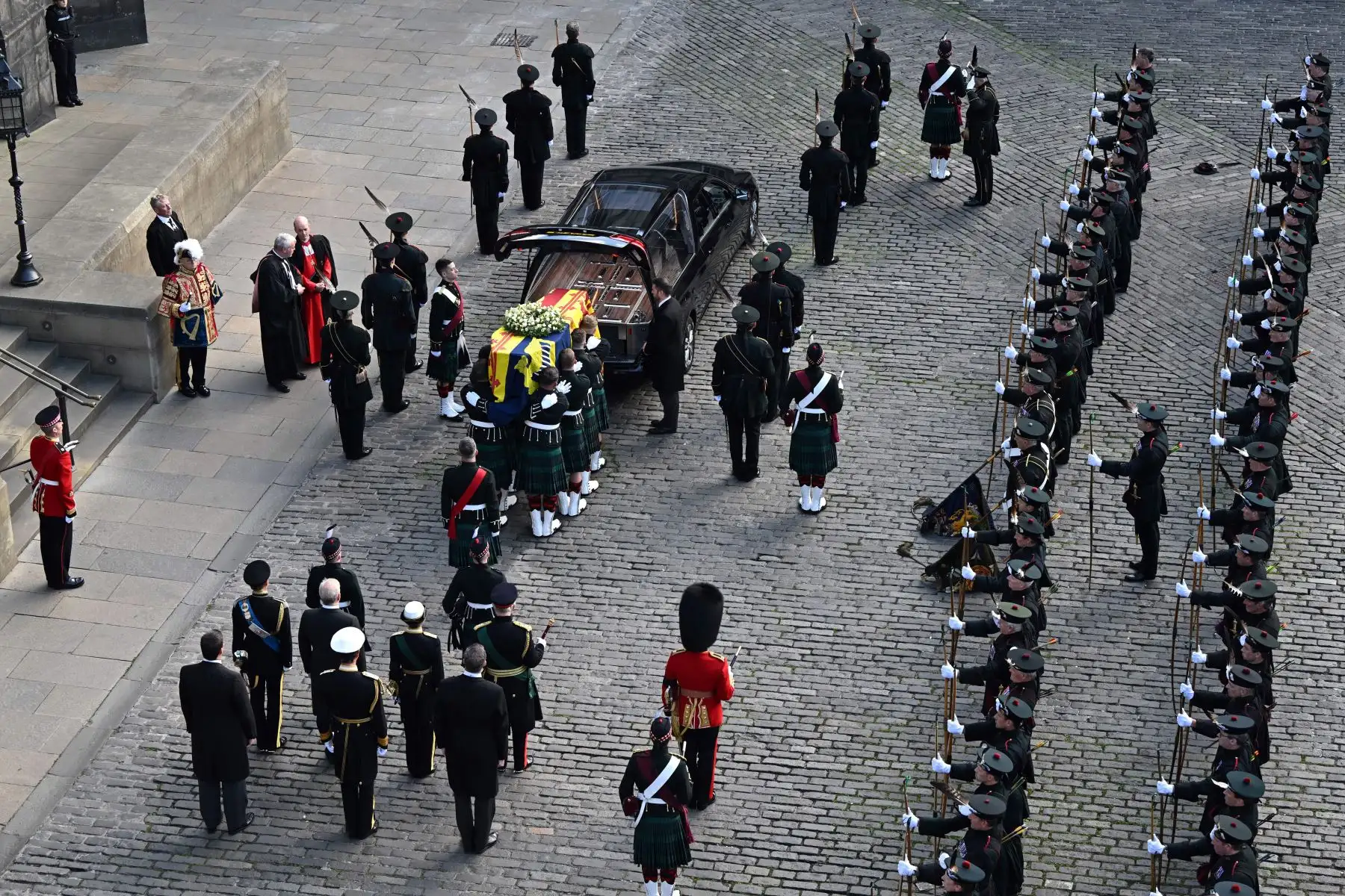Los portadores del féretro llevan el ataúd de la reina Isabel II cuando llega a la catedral de St Giles, donde descansará la reina Isabel II.
Foto: AFP
