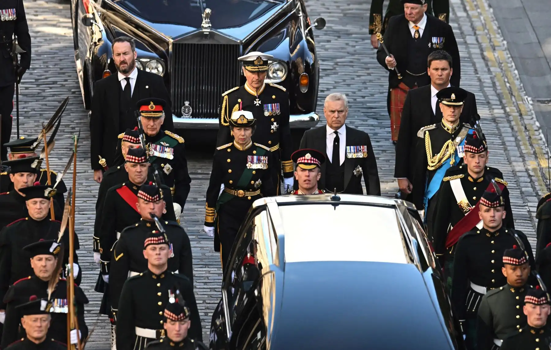 El rey Carlos III de Gran Bretaña, flanqueado por la princesa Ana de Gran Bretaña, la princesa real, el príncipe Andrés de Gran Bretaña, duque de York y el príncipe Eduardo de Gran Bretaña, conde de Wessex, caminan detrás de la procesión del ataúd de la reina Isabel II, desde el Palacio de Holyroodhouse hasta la Catedral de St Giles, en la Royal Mile.
Foto: AFP