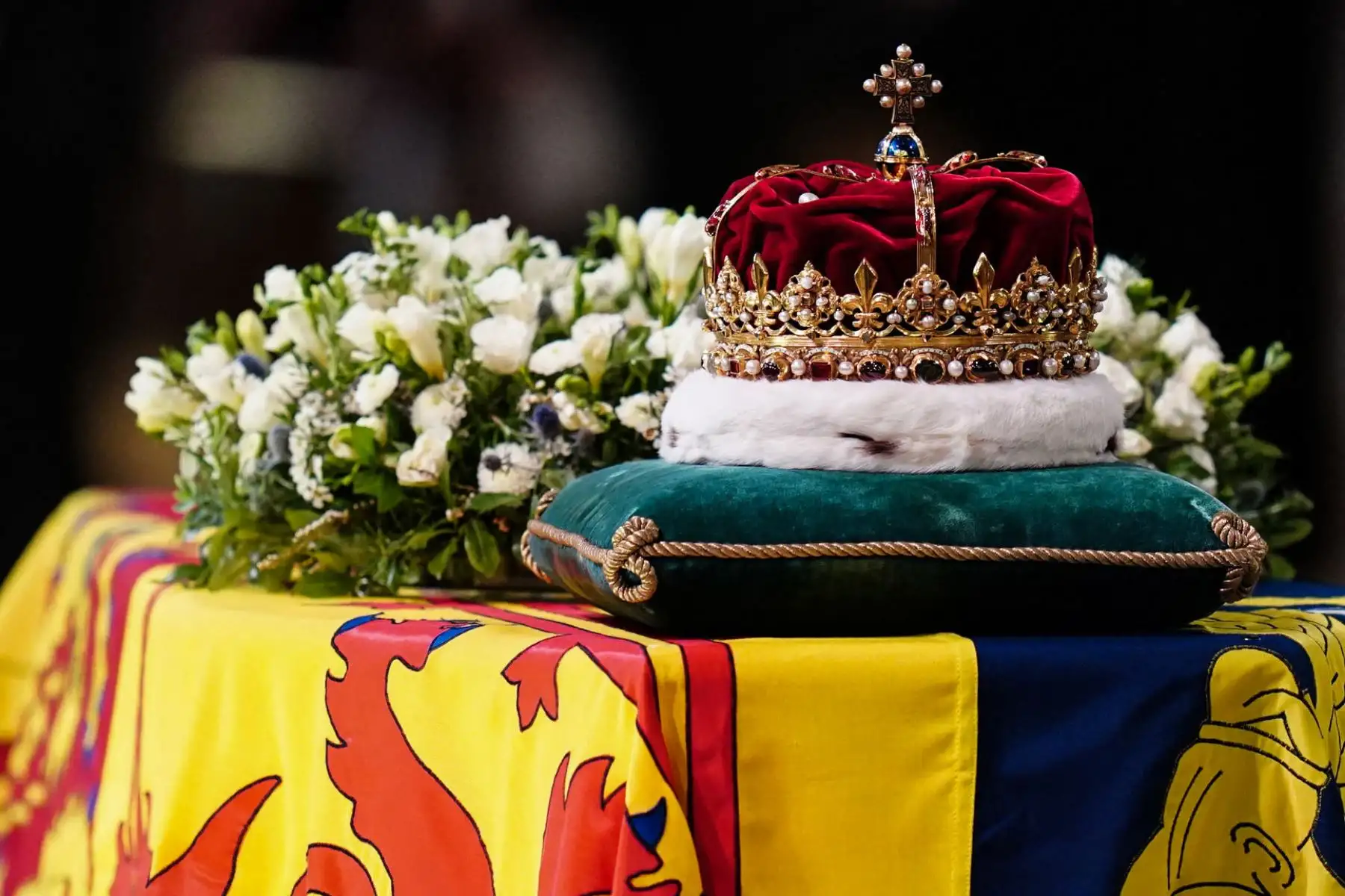 La Corona de Escocia se sienta sobre el ataúd de la Reina Isabel II dentro de la Catedral de St Giles en Edimburgo.
Foto: AFP