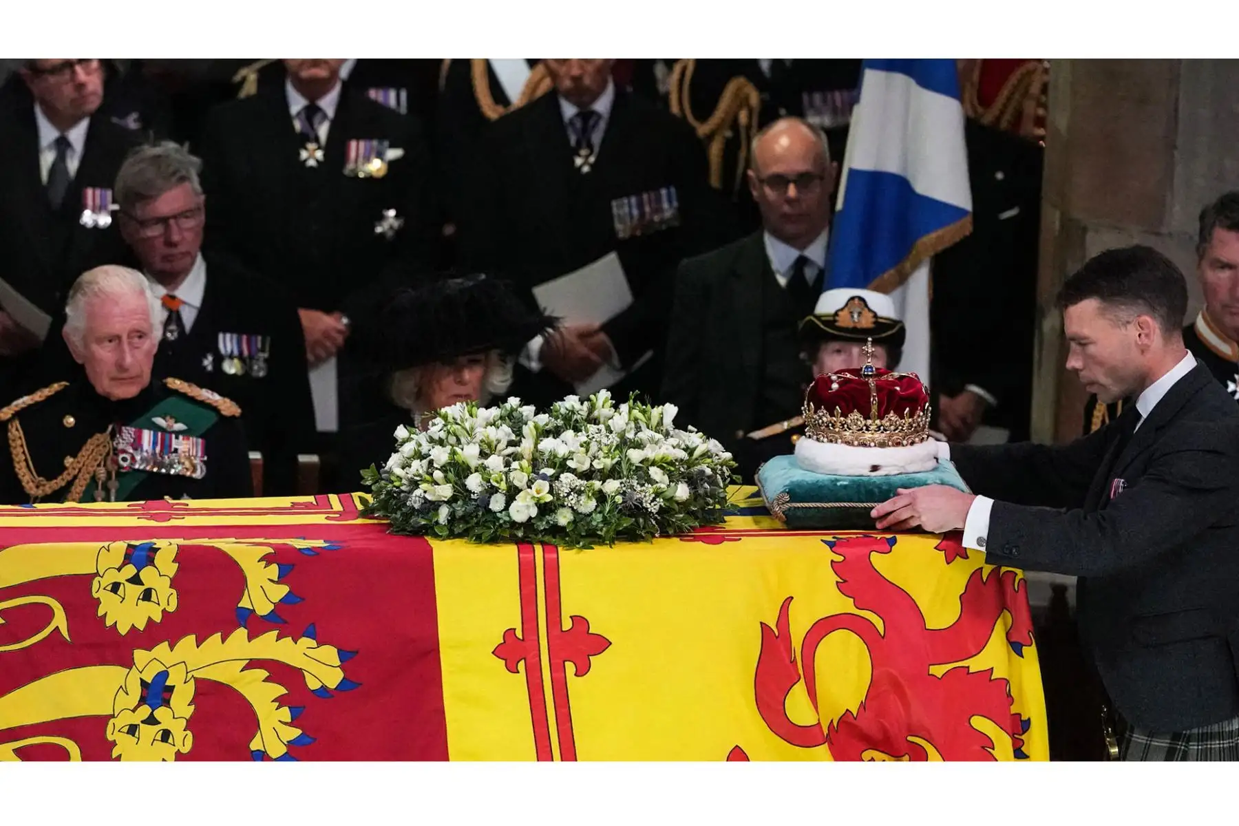 El rey Carlos III de Gran Bretaña , Camilla de Gran Bretaña, la reina consorte y la princesa Ana, la princesa real de Gran Bretaña miran mientras el duque de Hamilton, Alexander Douglas-Hamilton coloca la corona de Escocia sobre el ataúd de la reina Isabel II dentro de la catedral de St Giles en Edimburgo.
Foto: AFP