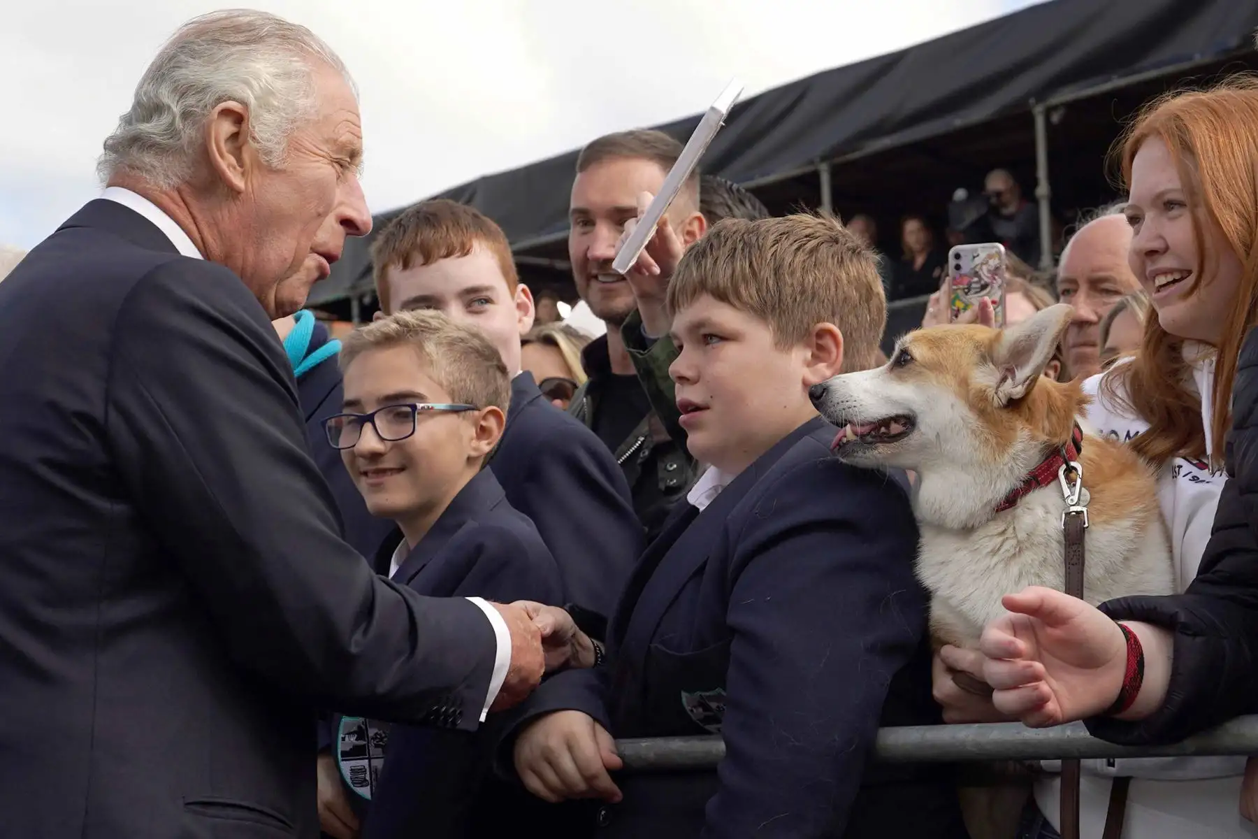 El rey Carlos III de Gran Bretaña saluda a los aficionados cuando llega al castillo de Hillsborough en Belfast, durante su visita a Irlanda del Norte. Foto: AFP
