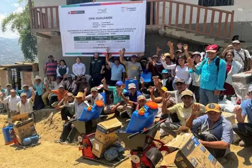 Piura:Midagri entregó despulpadoras y fertilizantes a tres organizaciones agrarias de café
