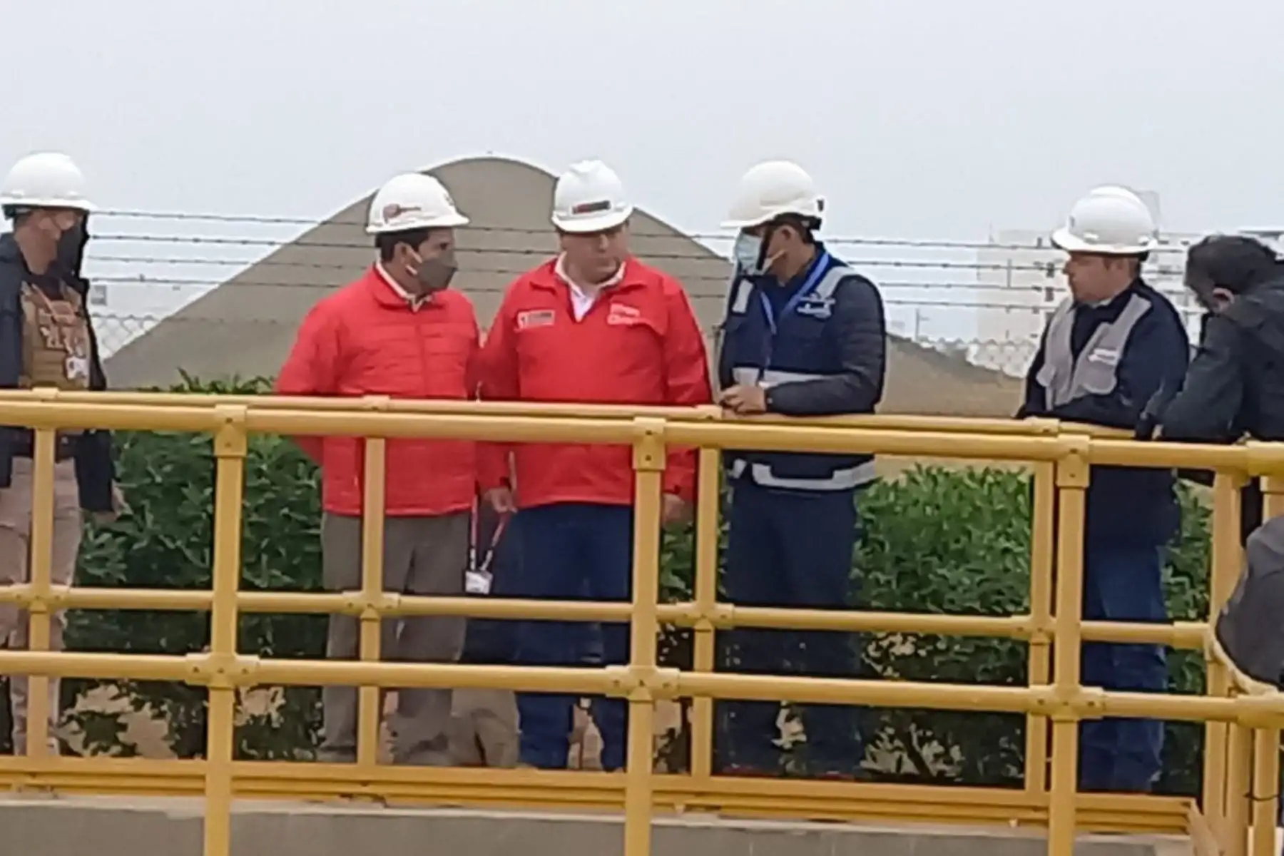 El presidente Pedro Castillo, inspeccionó el funcionamiento de la planta desalinizadora y de tratamiento de aguas residuales del proyecto PROVISUR que abastece de agua potable a cerca de 100,000 habitantes de distritos balnearios de Lima Sur.Foto: ANDINA/Prensa Presidencia