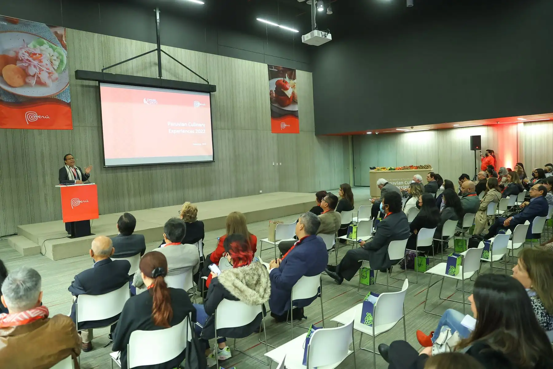 El encuentro cuenta con la participación de 35 empresas nacionales del sector que ofrecen una variedad de ofertas enfocadas al turismo grastronómico a paises como España, Francia, Estados Unidos, México, Brasil, Chile, Ecuador, Colombia y Argentina. 
Foto: ANDINA/ Andrés Valle