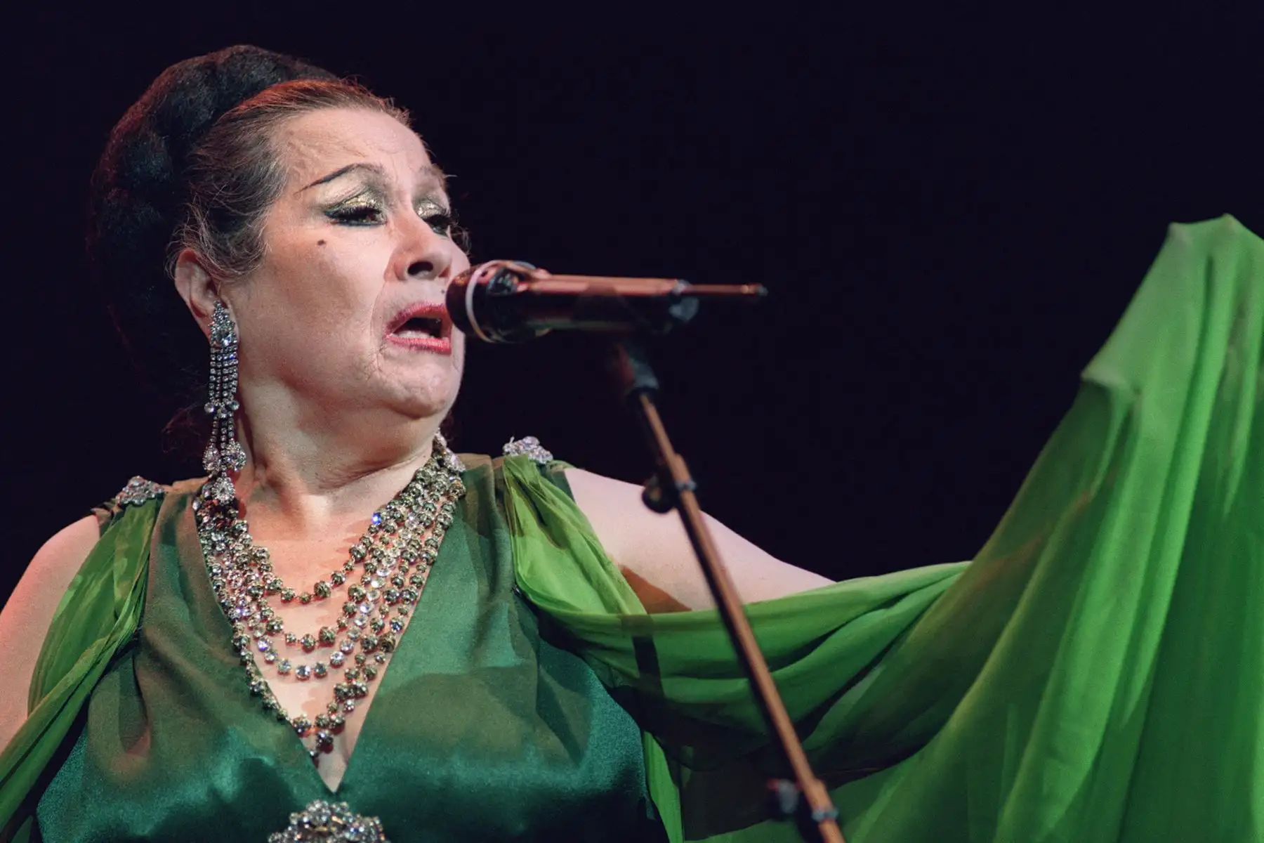La soprano peruana Yma Sumac se presenta durante la 16ª edición del Festival Musical de Primavera, el 1 de mayo de 1992 en Bourges, en el centro de Francia. Foto: AFP