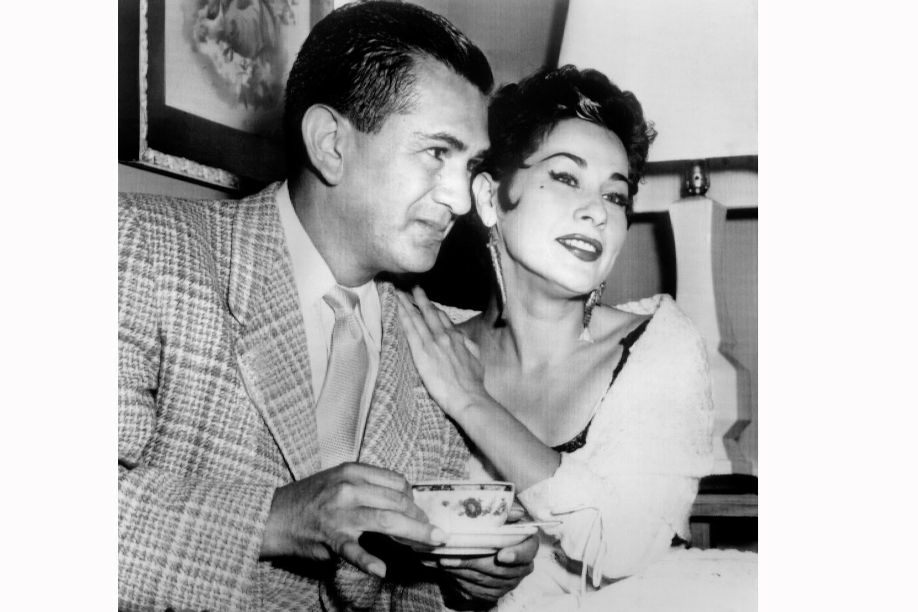 Una foto fechada en enero de 1955 muestra a la soprano peruana Yma Sumac con su esposo Moises Vivanco en Los Ángeles. Foto: AFP