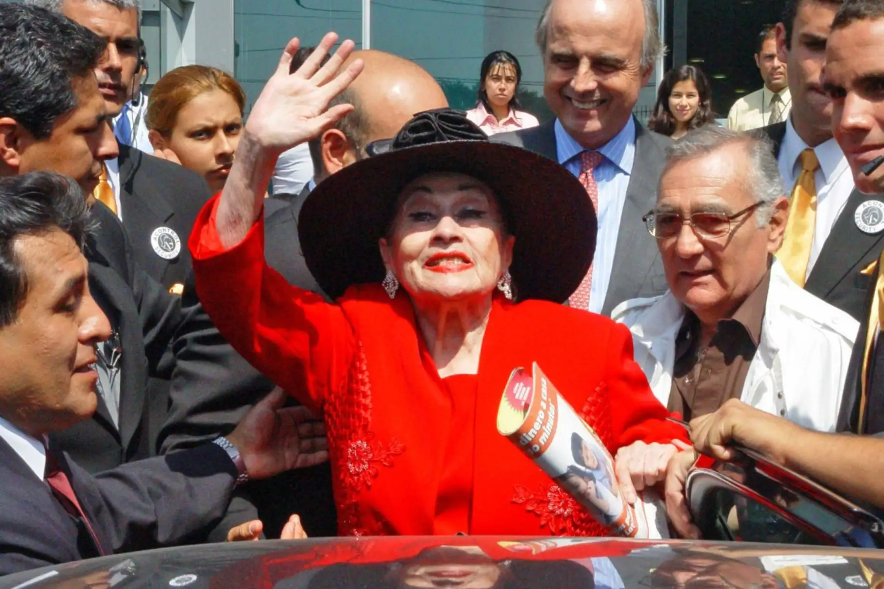 Fotografía tomada el año 2006. Llegada de la soprano peruana Yma Súmac al aeropuerto Jorge Chavez 
Foto: ANDINA/ Luis Incháustegui