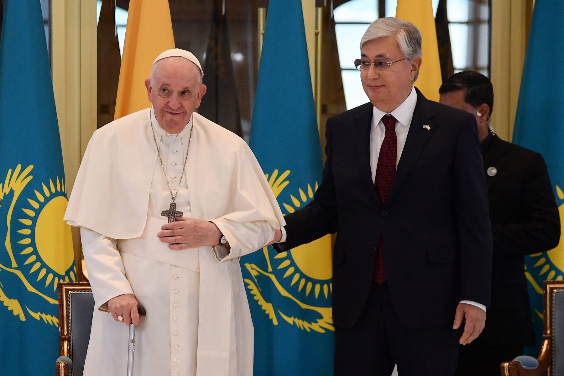Papa Francisco llega a Kazajistán para \"amplificar el grito de los que imploran paz\"