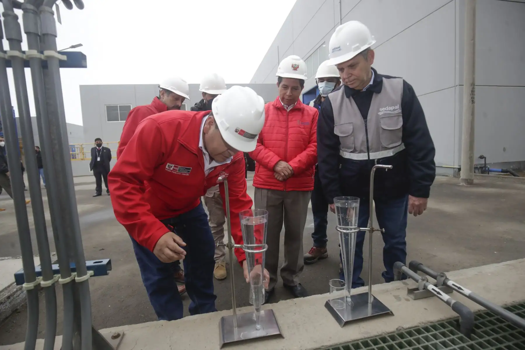 Jefe de Estado Pedro Castillo inspecciona funcionamiento de planta desalinizadora y tratamiento de aguas residuales del proyecto PROVISUR. Foto: ANDINA/ Prensa Presidencia