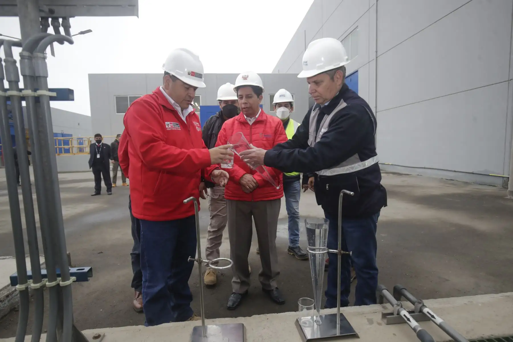 Jefe de Estado Pedro Castillo inspecciona funcionamiento de planta desalinizadora y tratamiento de aguas residuales del proyecto PROVISUR. Foto: ANDINA/ Prensa Presidencia