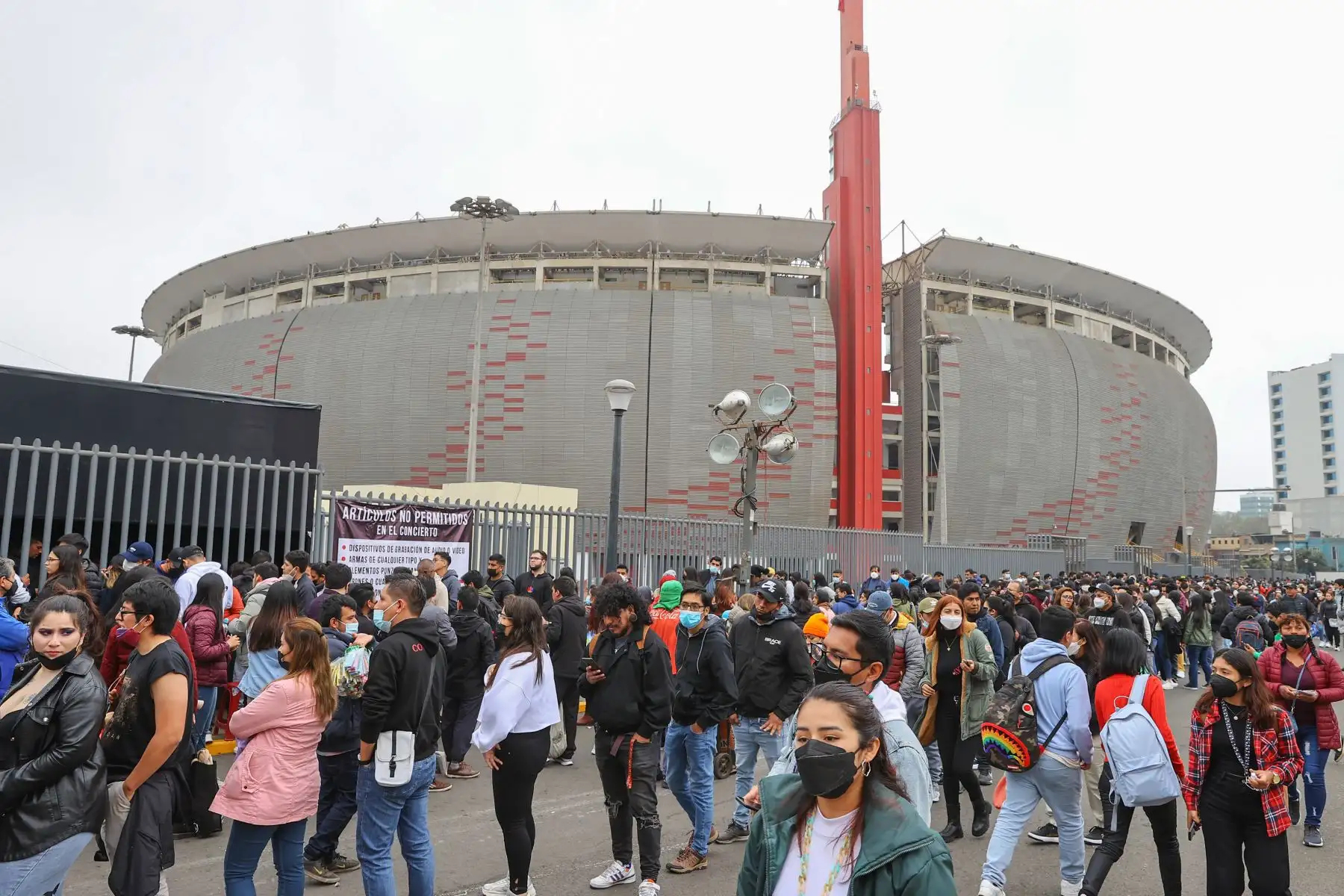 En los exteriores del Estadio Nacional, fanáticos de la banda británica Coldplay hacen largas colas para ingresar al recinto y gozar de este concierto. Esta agrupación liderada por el vocalista Chris Martin se presentará hoy y mañana, 14 de setiembre. Foto: ANDINA/Andrés Valle