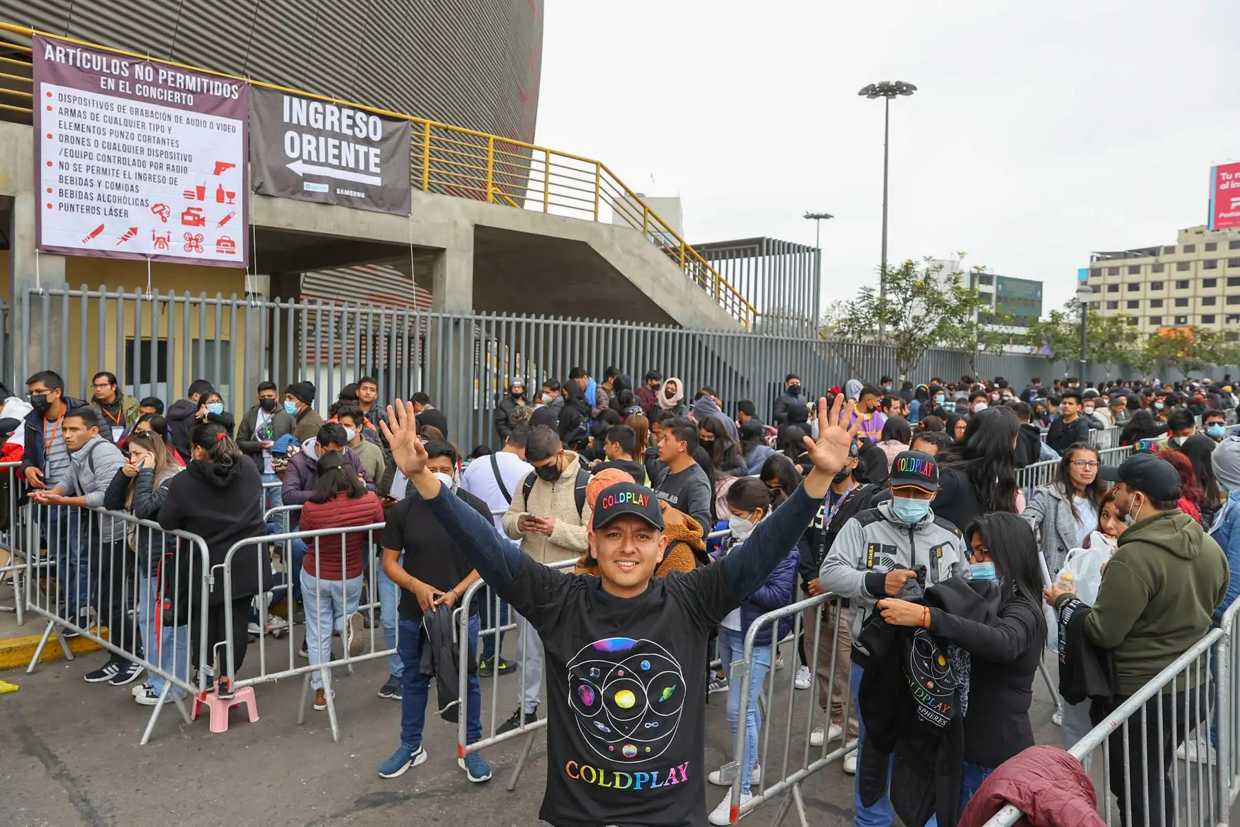 En los exteriores del Estadio Nacional, fanáticos de la banda británica Coldplay hacen largas colas para ingresar al recinto y gozar de este concierto. Esta agrupación liderada por el vocalista Chris Martin se presentará hoy y mañana, 14 de setiembre. Foto: ANDINA/Andrés Valle