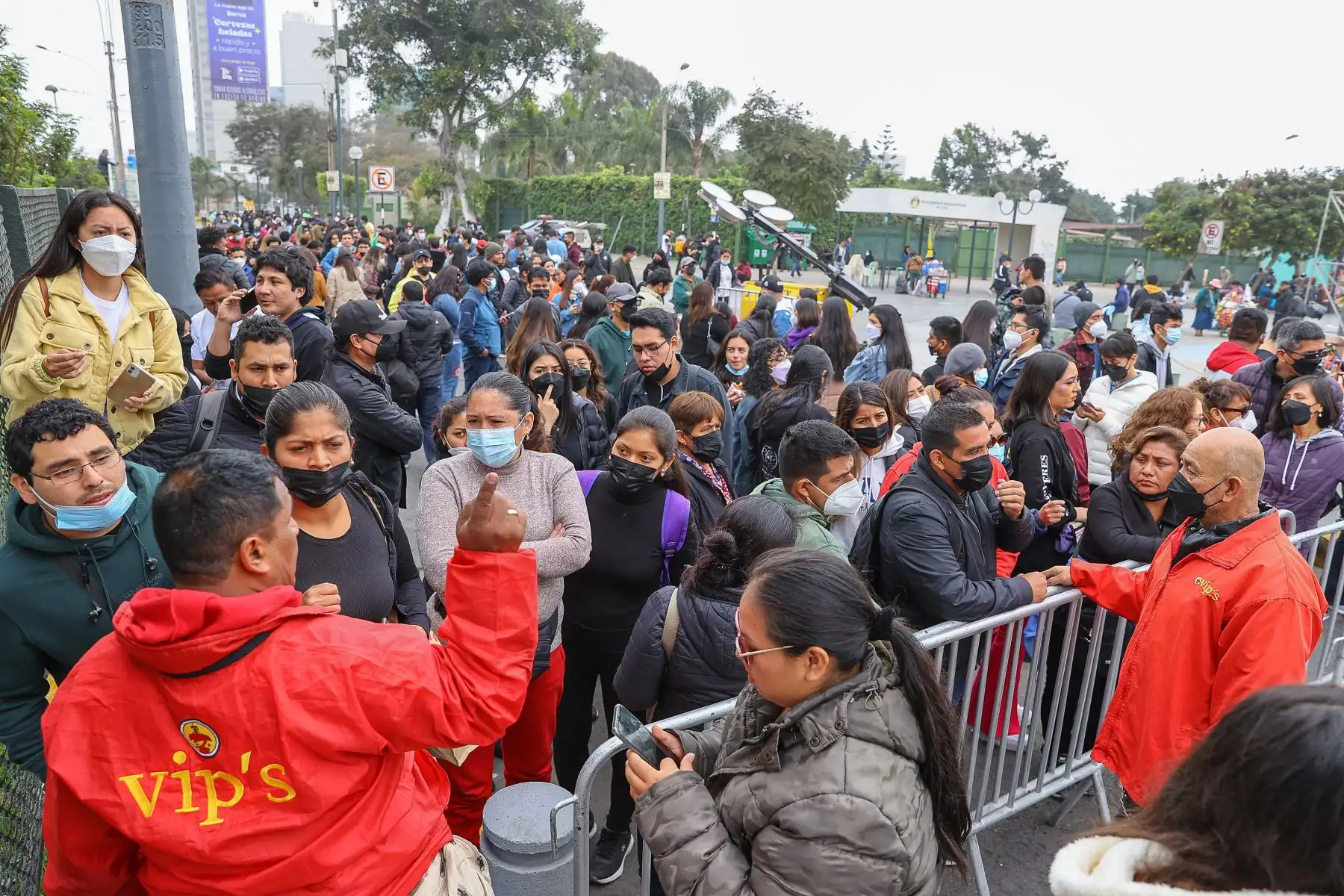 En los exteriores del Estadio Nacional, fanáticos de la banda británica Coldplay hacen largas colas para ingresar al recinto y gozar de este concierto. Esta agrupación liderada por el vocalista Chris Martin se presentará hoy y mañana, 14 de setiembre. Foto: ANDINA/Andrés Valle