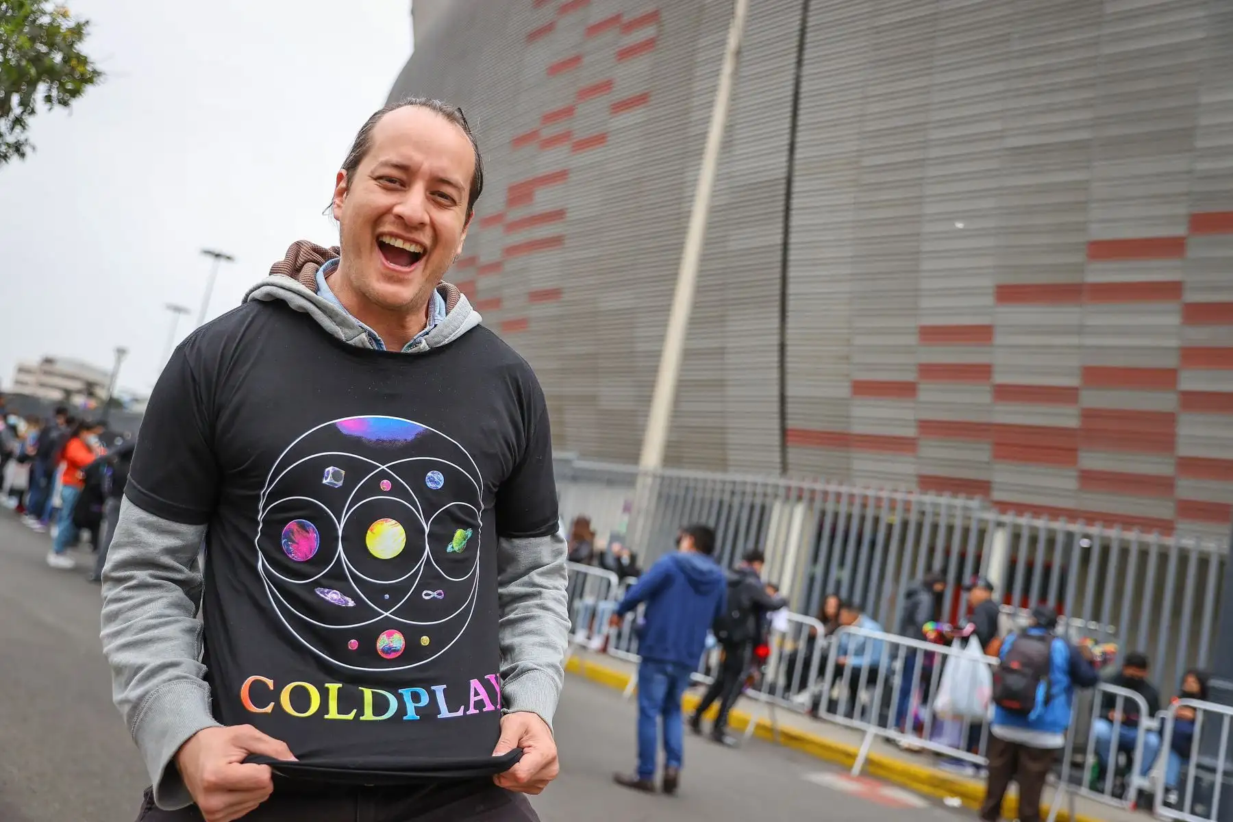 Fanáticos de la banda británica Coldplay hacen largas colas para ingresar al recinto y gozar de este concierto. Esta agrupación liderada por el vocalista Chris Martin se presentará hoy y mañana, 14 de setiembre. Foto: ANDINA/Andrés Valle
