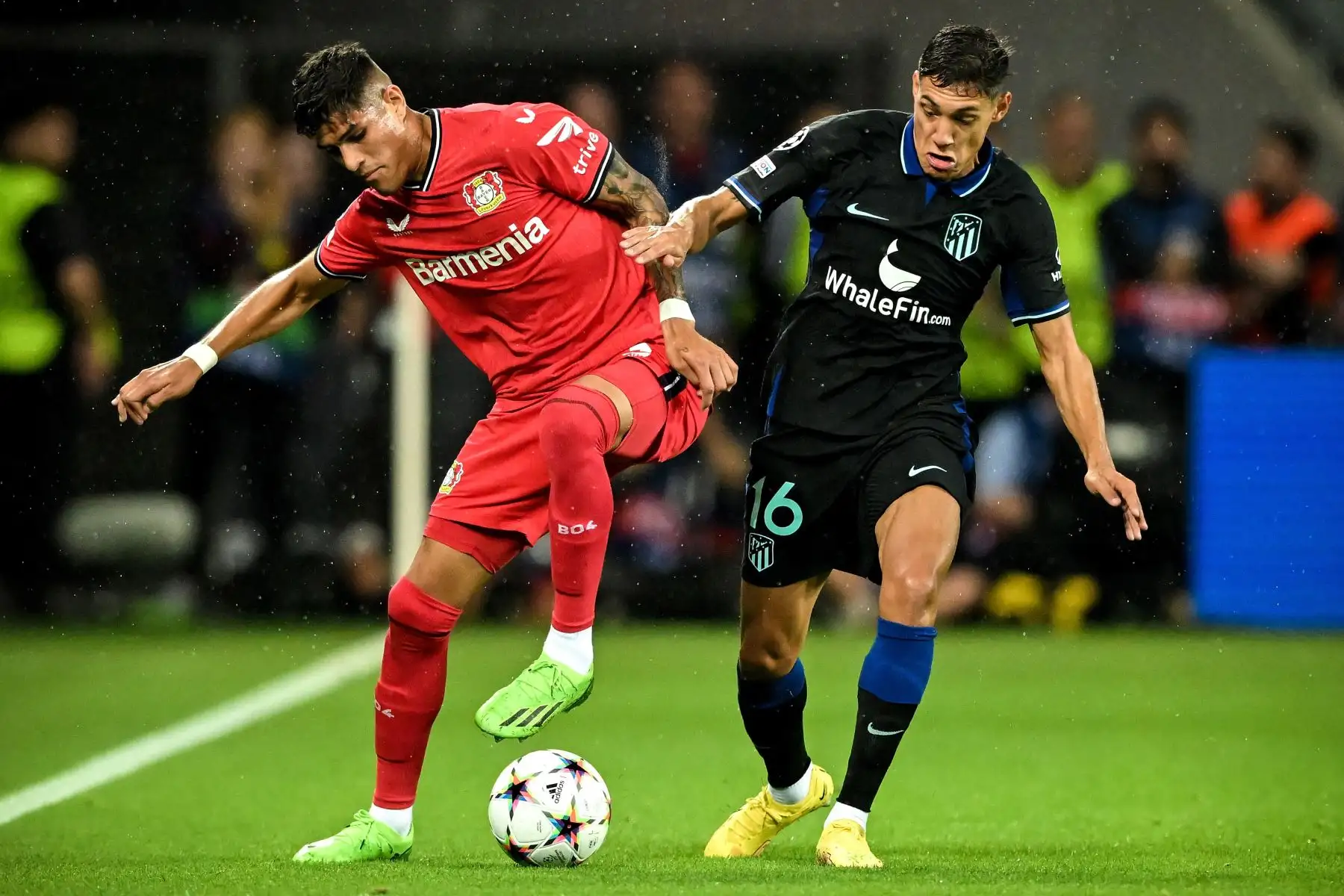 Piero Hincapie de Leverkusen en acción contra Nahuel Molina del Atlético durante el partido de fútbol de la etapa del grupo B de la Liga de Campeones de la UEFA entre Bayer Leverkusen y el Atlético de Madrid en el BayArena de Leverkusen, Alemania.
Foto: EFE