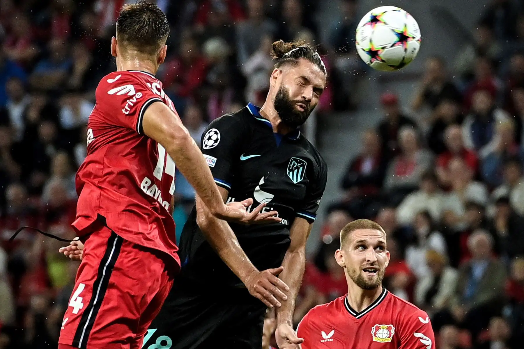 Felipe Monteiro  del Atlético en acción durante el partido de fútbol de la fase del grupo B de la Liga de Campeones de la UEFA entre el Bayer Leverkusen y el Atlético de Madrid en el BayArena de Leverkusen, Alemania.
Foto: EFE
