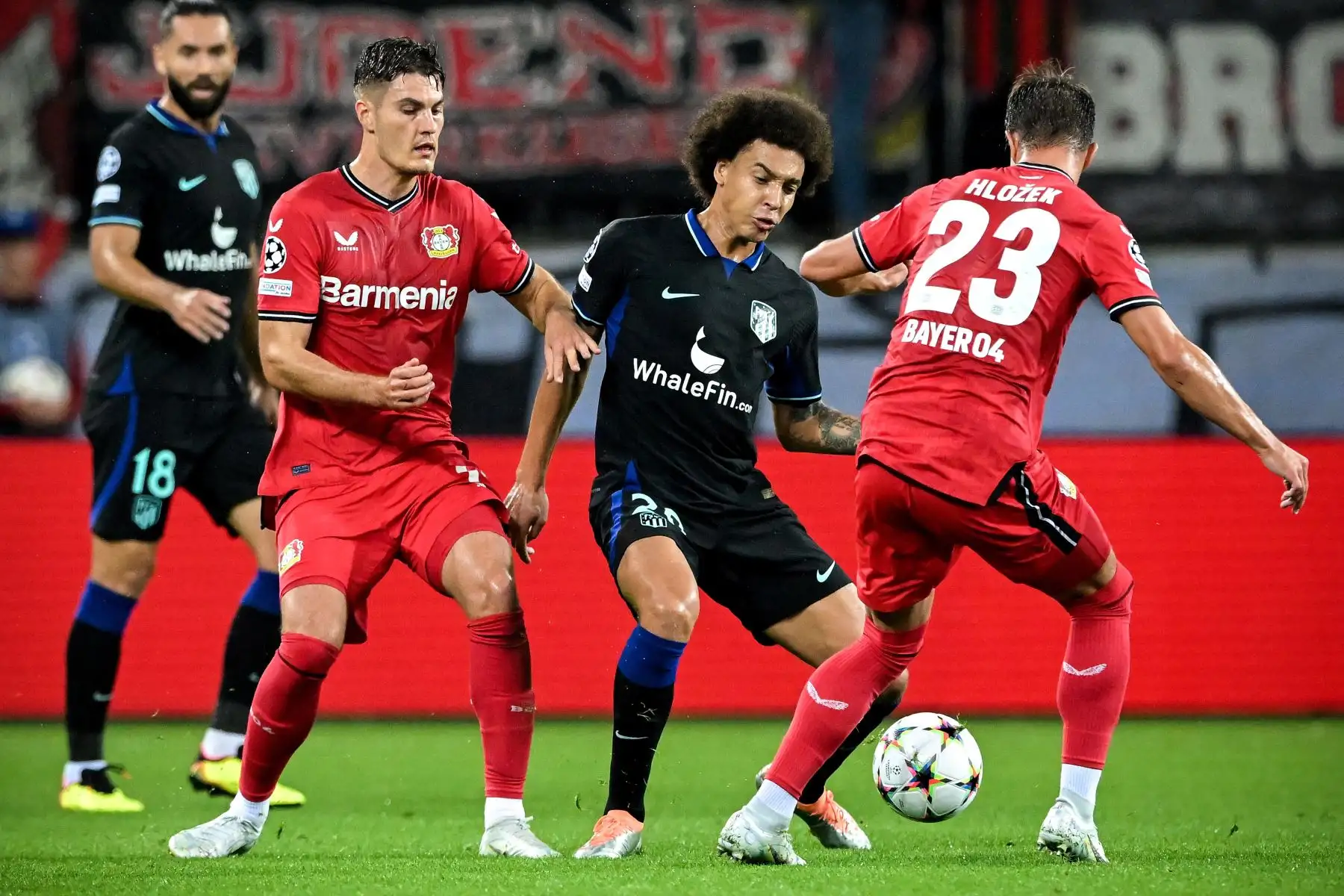 Axel Witsel del Atlético en acción contra Patrik Schick de Leverkusen durante el partido de fútbol de la etapa del grupo B de la Liga de Campeones de la UEFA entre Bayer Leverkusen y el Atlético de Madrid en BayArena en Leverkusen, Alemania.
Foto: EFE