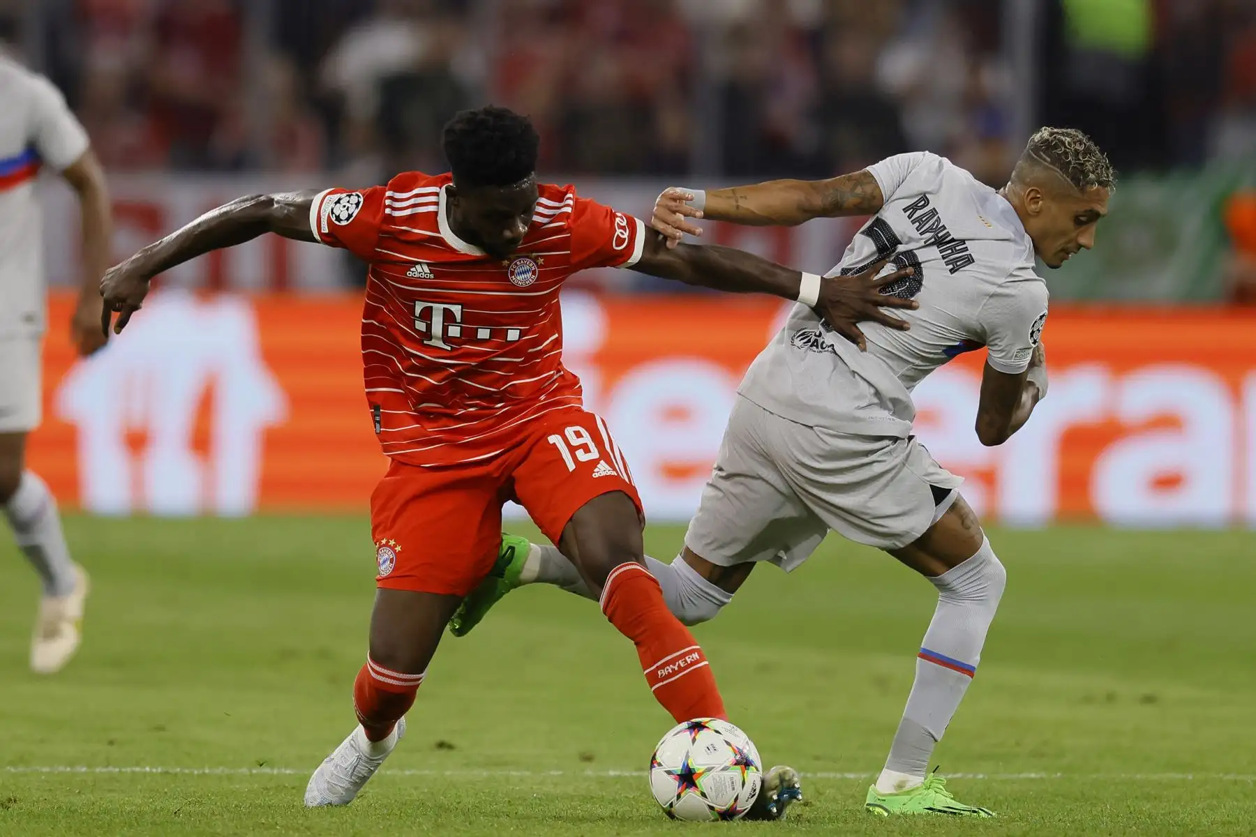 Alphonso Davies  de Múnich en acción contra el Raphinha de Barcelona durante el partido de fútbol del grupo C de la Liga de Campeones de la UEFA entre el Bayern de Múnich y el FC Barcelona en Múnich, Alemania.
Foto: EFE