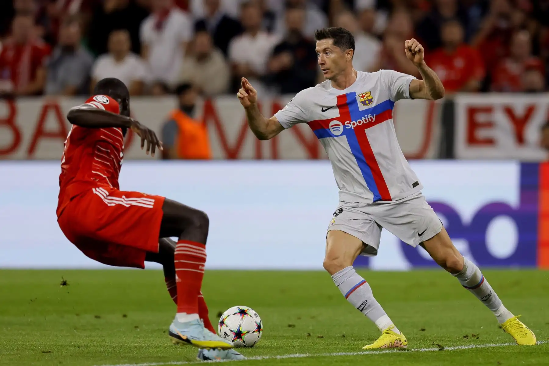 Dayot Upamecano de Munich en acción contra Robert Lewandowski de Barcelona durante el partido de fútbol del grupo C de la Liga de Campeones de la UEFA entre el Bayern Munich y el FC Barcelona en Munich, Alemania.
Foto: EFE