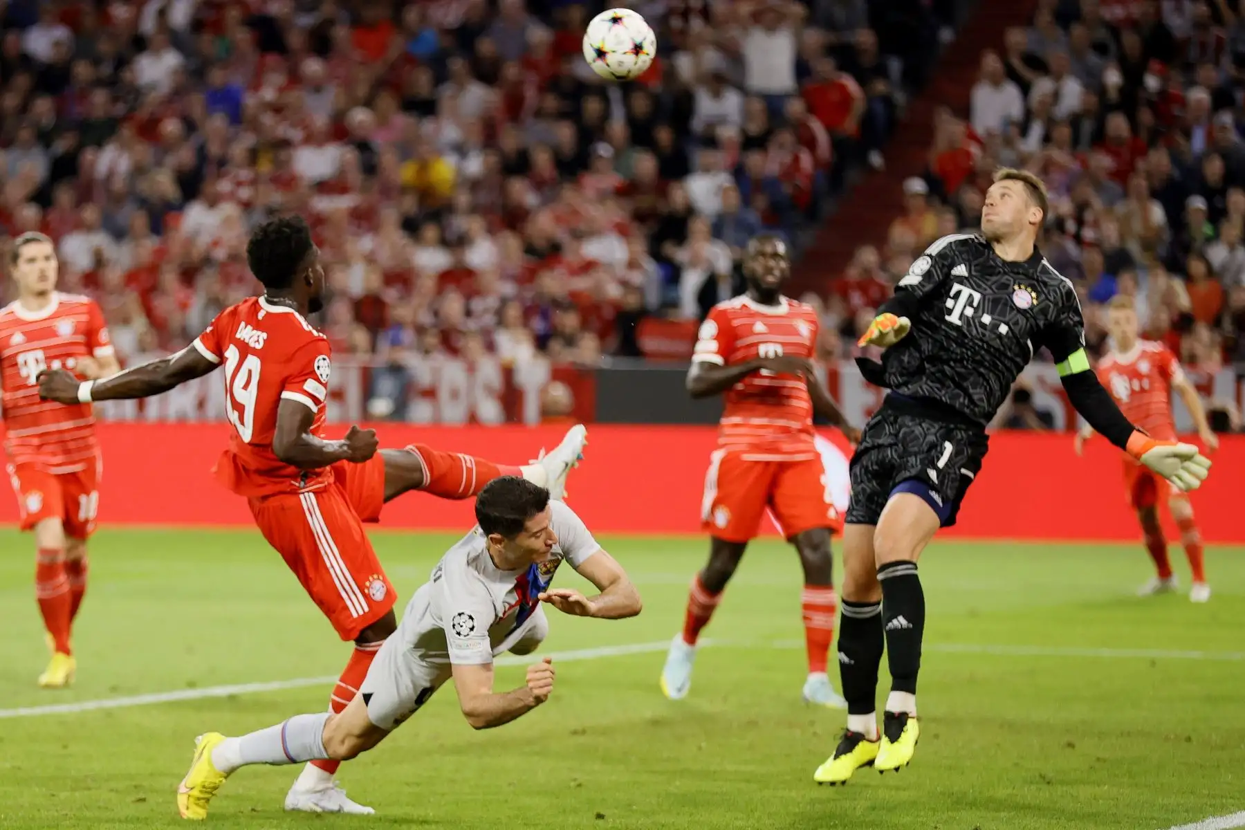 El portero de Múnich Manuel Neuer  en acción contra Robert Lewandowski  de Barcelona durante el partido de fútbol del grupo C de la Liga de Campeones de la UEFA entre el Bayern de Múnich y el FC Barcelona en Múnich, Alemania.
Foto: EFE