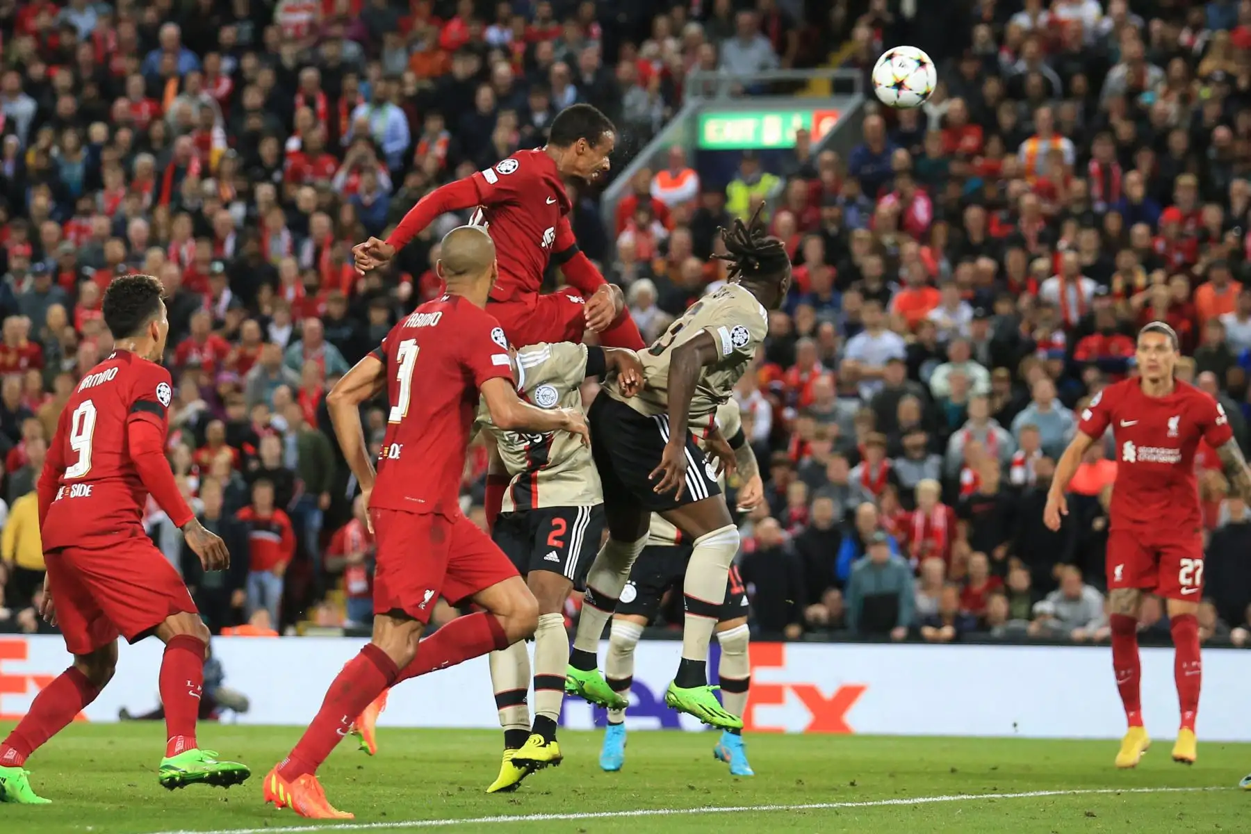 El defensor camerunés nacido en Alemania del Liverpool Joel Matip celebra marcar el segundo gol de su equipo durante el partido de fútbol del grupo A de la Liga de Campeones de la UEFA entre Liverpool y Ajax en Anfield en Liverpool, noroeste de Inglaterra.
Foto: AFP