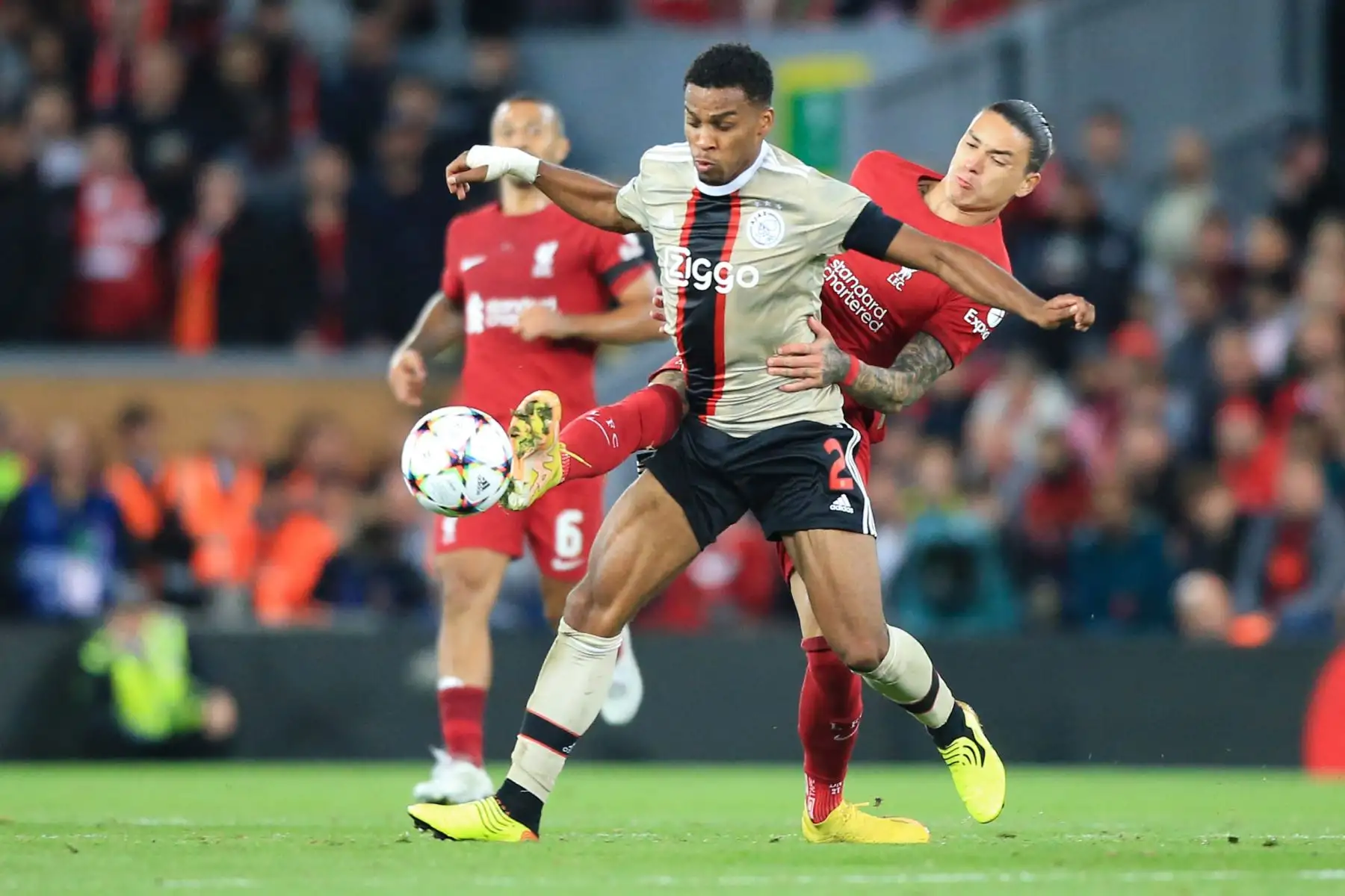 El defensor holandés del Ajax Jurrien Timber  lucha por el balón con el delantero uruguayo del Liverpool Darwin Núñez durante el partido de fútbol del grupo A de la Liga de Campeones de la UEFA entre Liverpool y Ajax en Anfield en Liverpool, noroeste de Inglaterra.
Foto: AFP