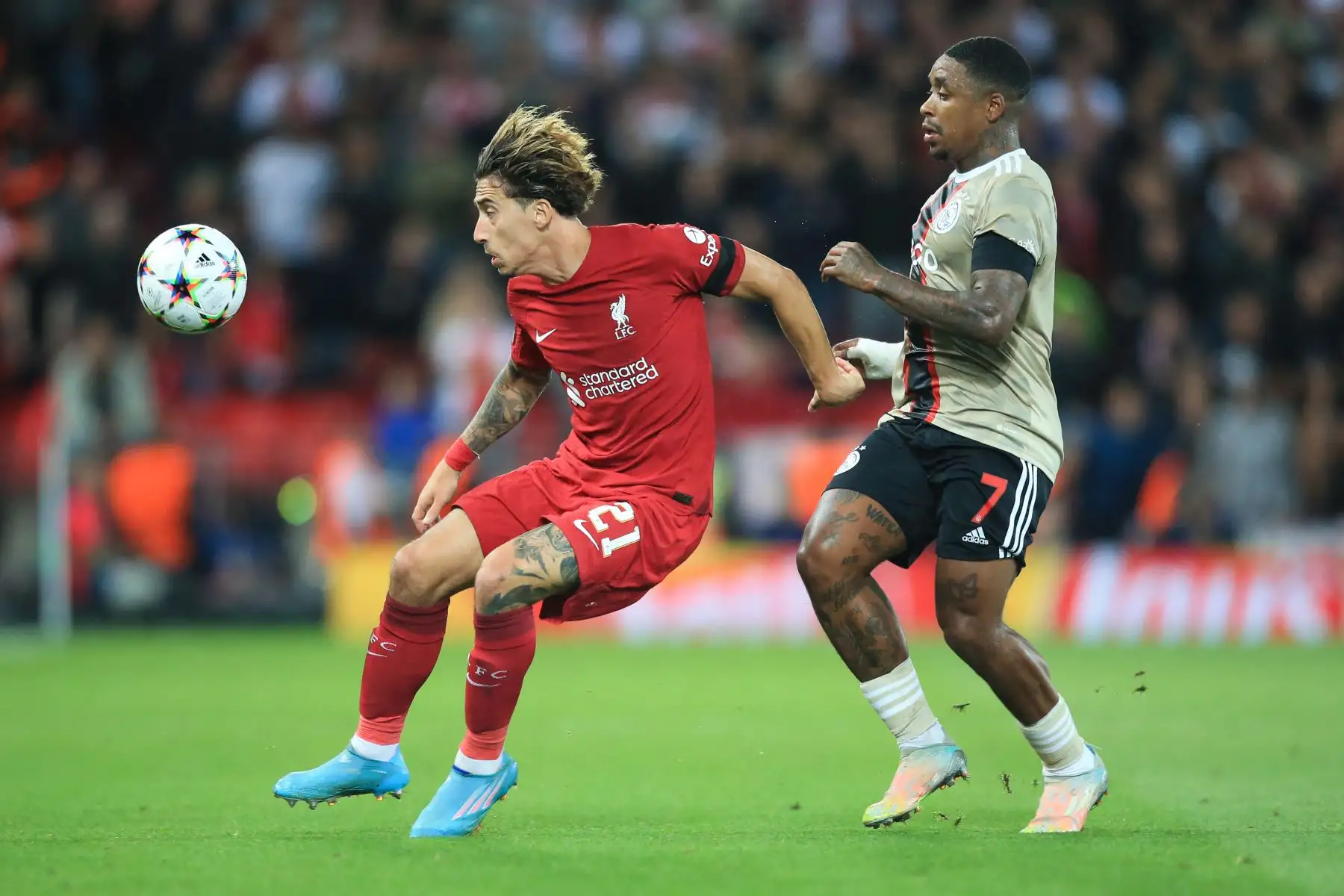 El defensor griego del Liverpool, Kostas Tsimikas , lucha por el balón con el delantero holandés del Ajax, Steven Bergwijn, durante el partido de fútbol del grupo A de la Liga de Campeones de la UEFA entre el Liverpool y el Ajax en Anfield, en el noroeste de Inglaterra.
Foto: AFP