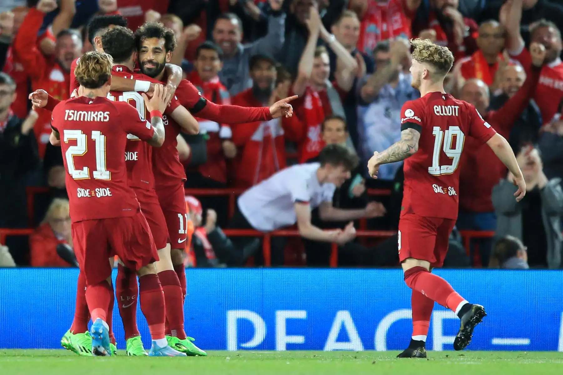 El delantero egipcio del Liverpool, Mohamed Salah , celebra marcar el primer gol de su equipo con sus compañeros durante el partido de fútbol del grupo A de la Liga de Campeones de la UEFA entre Liverpool y Ajax en Anfield, Liverpool, noroeste de Inglaterra.
Foto: AFP