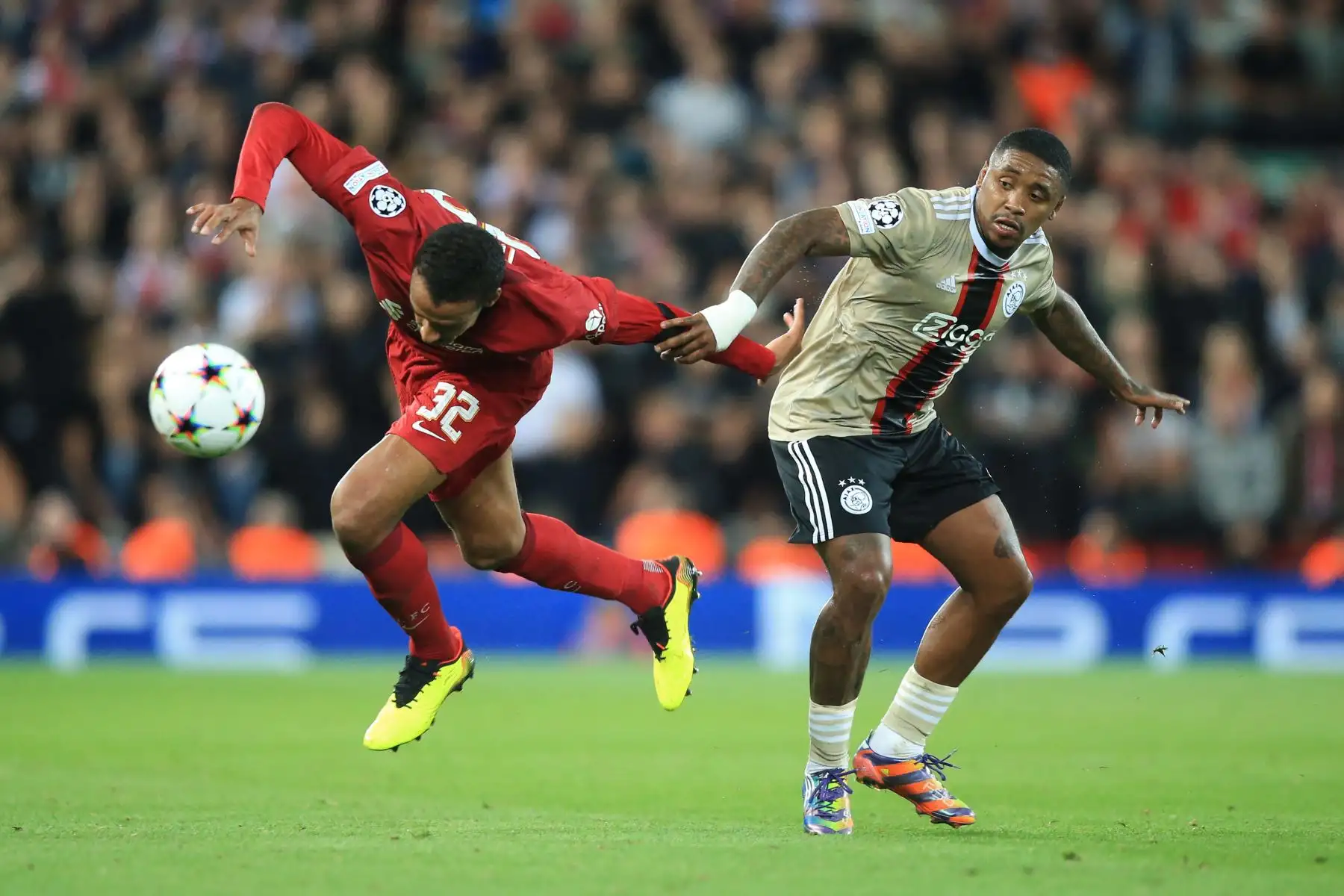 El defensor camerunés nacido en Alemania del Liverpool Joel Matip  lucha por el balón con el delantero holandés del Ajax Steven Bergwijn durante el partido de fútbol del grupo A de la Liga de Campeones de la UEFA entre Liverpool y Ajax en Anfield en Liverpool, noroeste de Inglaterra 
Foto: AFP