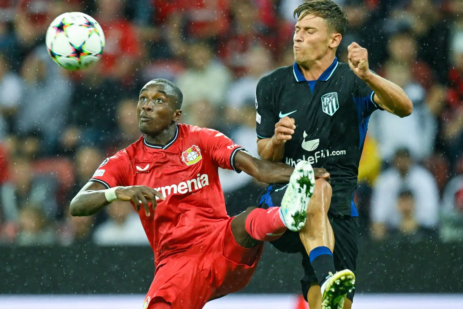 El delantero francés del Leverkusen, Moussa Diaby, y el mediocampista español del Atlético de Madrid, Marcos Llorente, compiten por el balón durante el partido de fútbol del Grupo B de la Liga de Campeones de la UEFA entre el Bayer 04 Leverkusen y el Atlético de Madrid en Leverkusen, Alemania occidental.
Foto: AFP