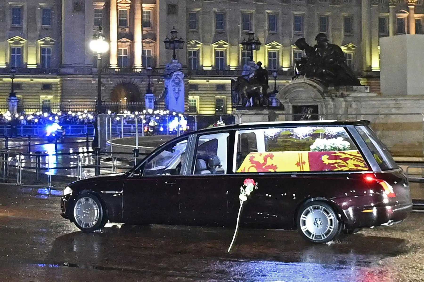 Se arroja una rosa cuando el ataúd de la reina Isabel II llega al Royal Hearse en el Palacio de Buckingham en Londres  donde descansará en el Bow Room del Palacio durante la noche. 
Foto: AFP