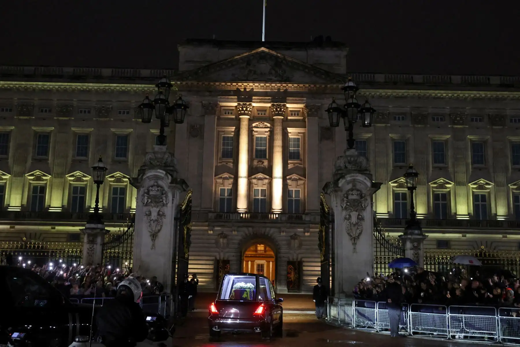 El ataúd de la reina Isabel II llega al Royal Hearse en el Palacio de Buckingham en Londres , donde descansará en el Bow Room del Palacio durante la noche. 
Foto: AFP