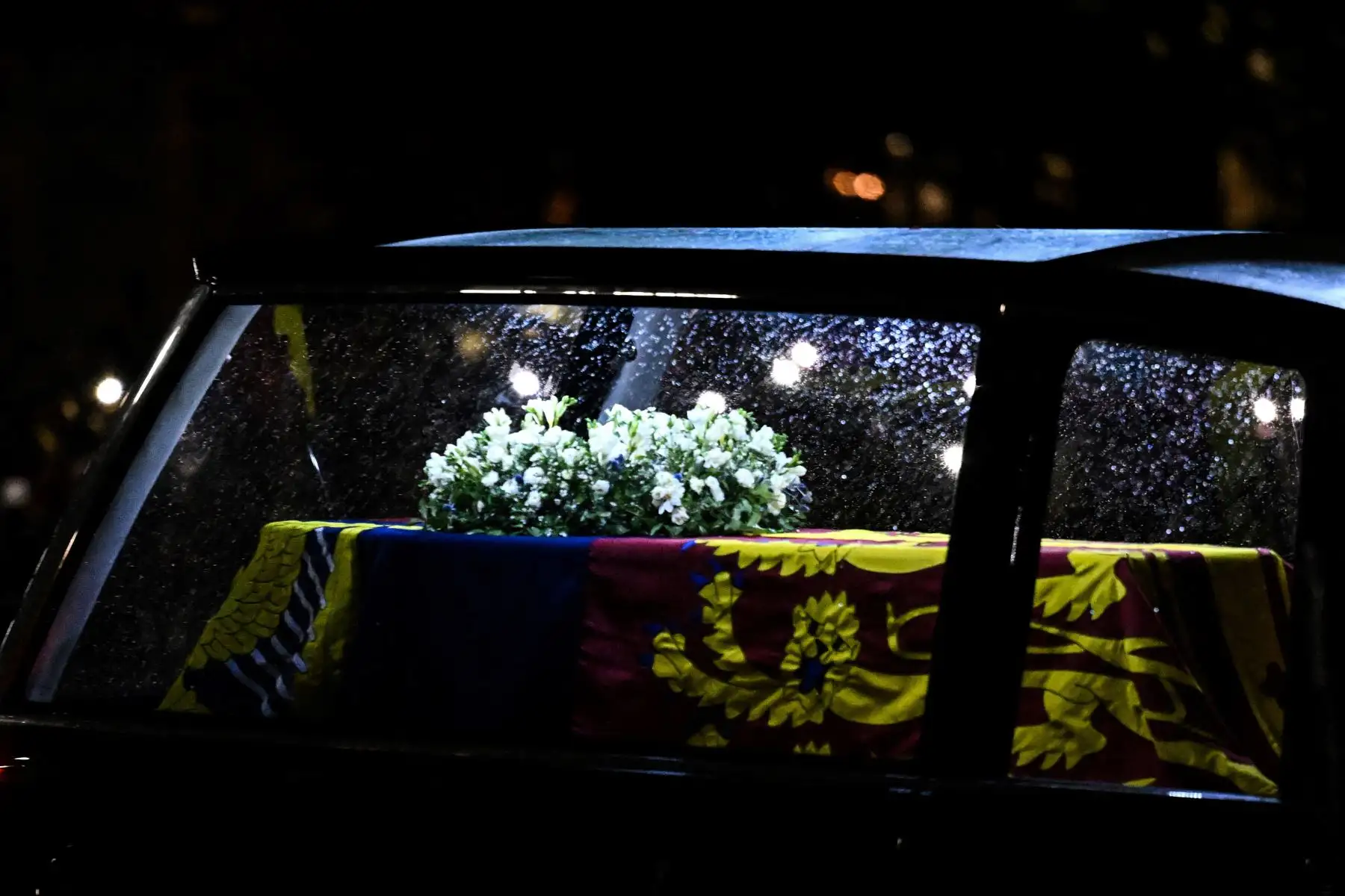El ataúd de la reina Isabel II llega al Royal Hearse en el Palacio de Buckingham en Londres , donde descansará en el Bow Room del Palacio durante la noche. 
Foto: AFP