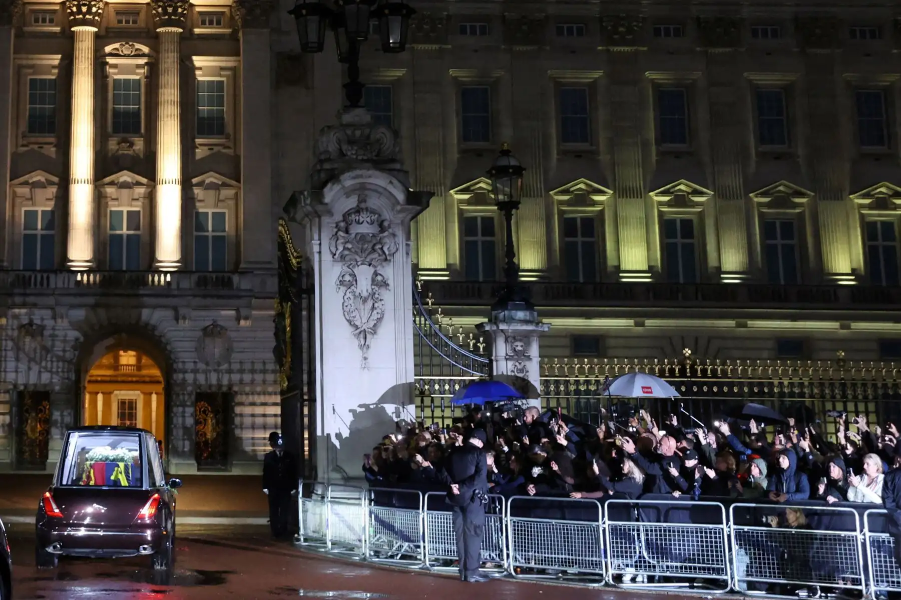 El ataúd de la reina Isabel II llega al Royal Hearse en el Palacio de Buckingham en Londres, donde descansará en el Bow Room del Palacio durante la noche. 
Foto: AFP