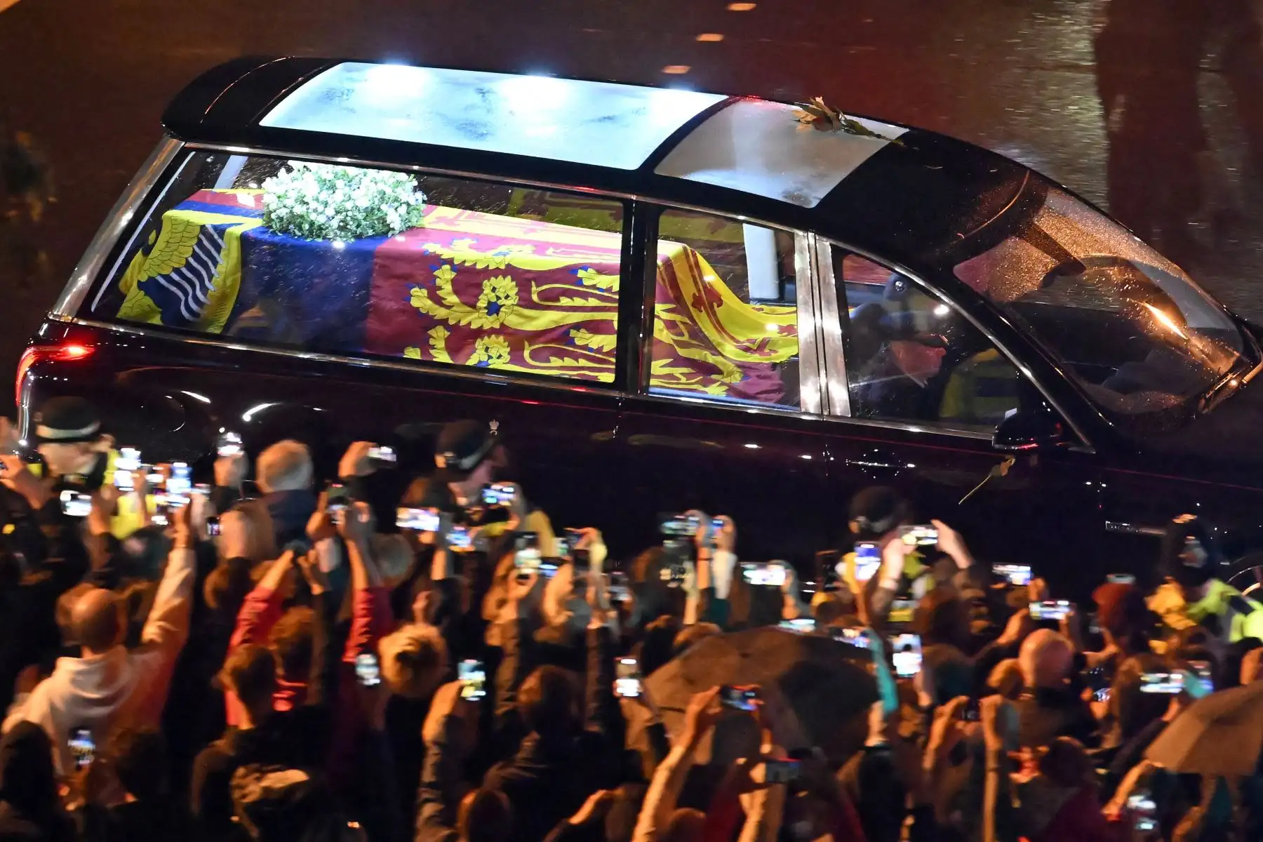 Visto desde la parte superior del arco de Wellington, el ataúd de la reina Isabel II es llevado en el Royal Hearse al Palacio de Buckingham en Londres.
Foto: AFP