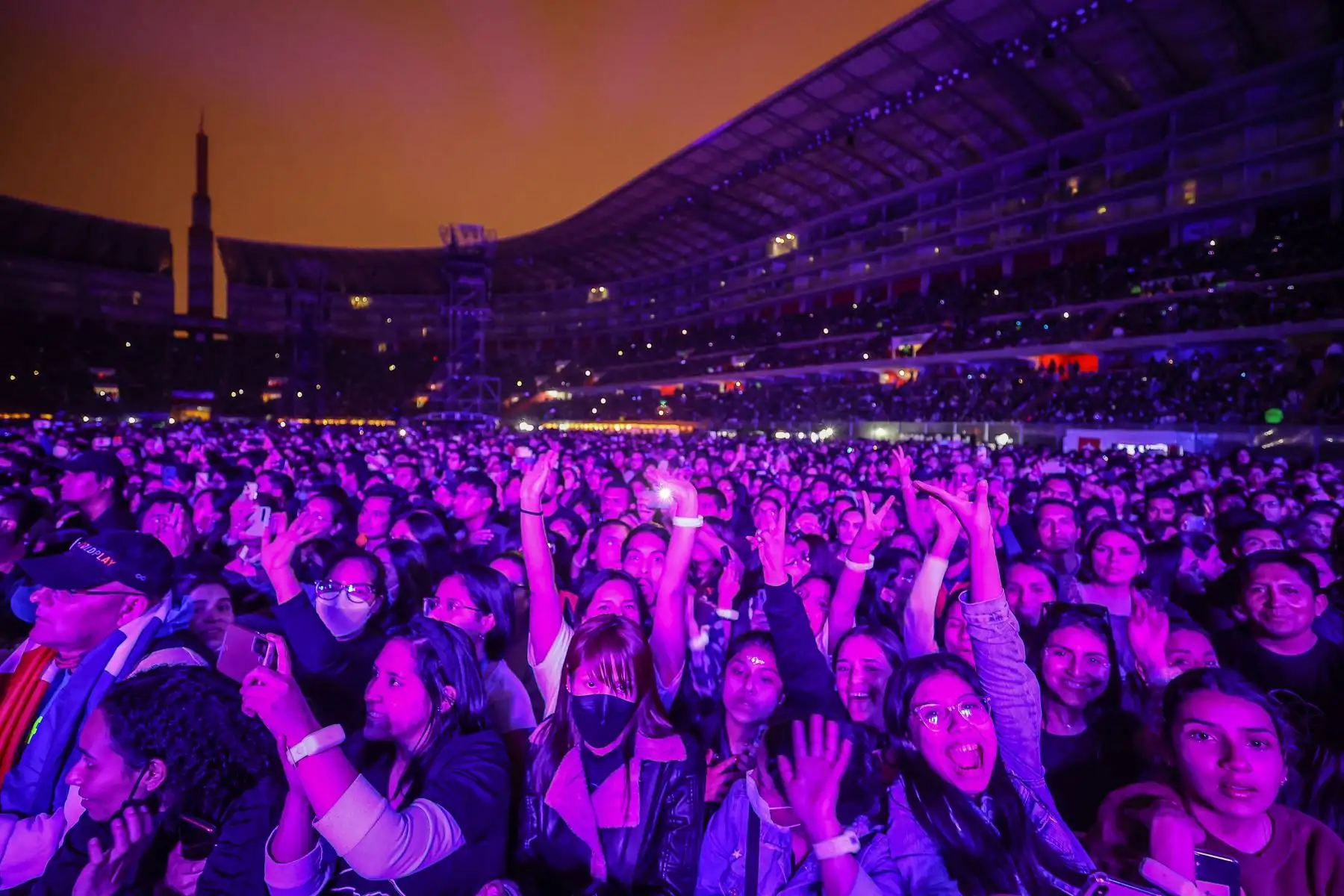 Fans de la banda británica de pop rock Coldplay, participan del concierto realizado en el Estadio Nacional de Lima .
Foto: ANDINA/ Andrés Valle
