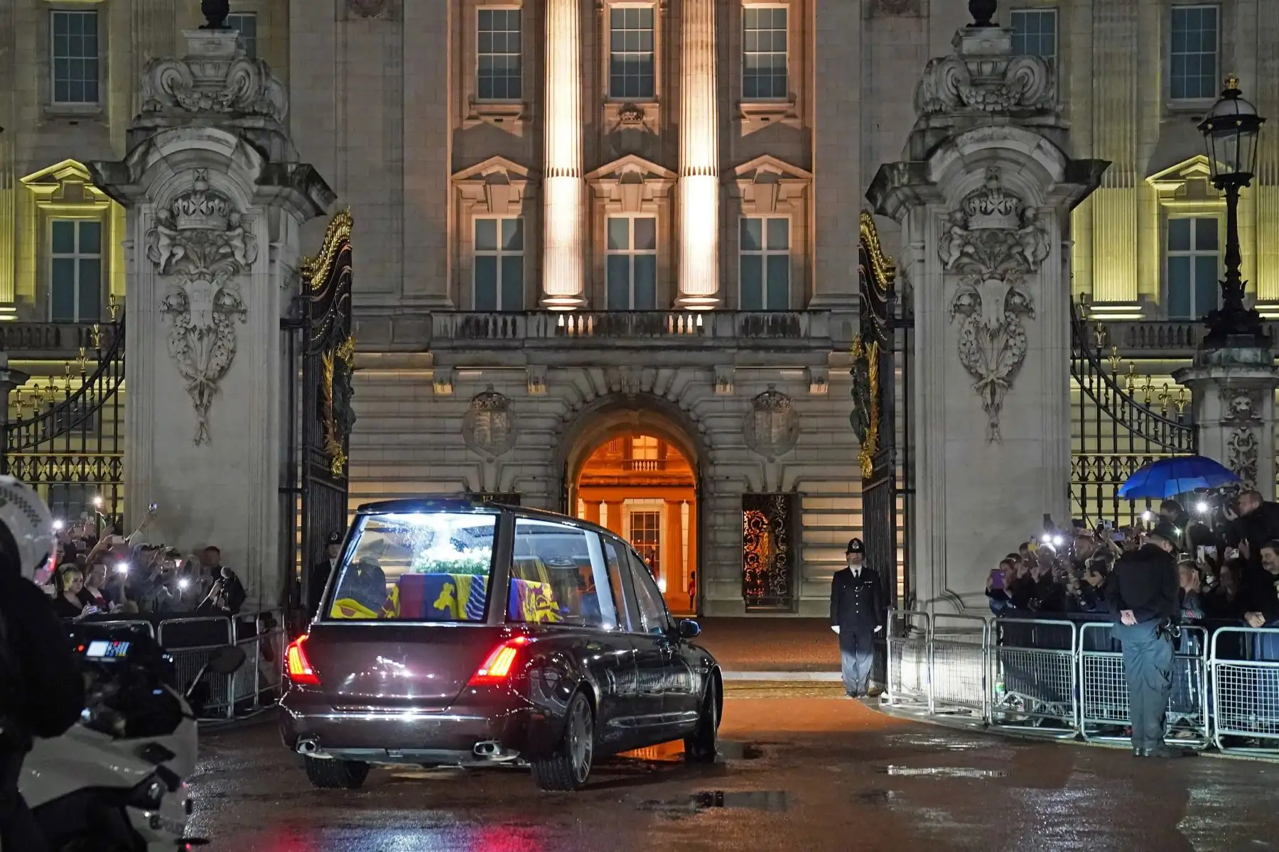 El ataúd de la reina Isabel II llega al Royal Hearse en el Palacio de Buckingham en Londres e donde descansará en el Bow Room del Palacio durante la noche. 
Foto: AFP