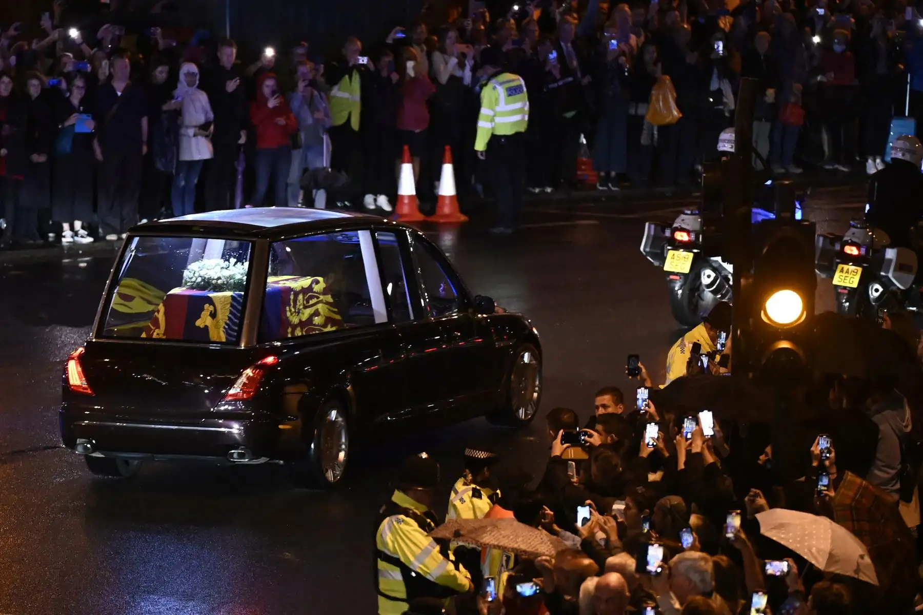 La multitud se reúne para ver el ataúd de la reina Isabel II en el Royal Hearse conducido hacia el Palacio de Buckingham, en Londres, donde descansará en el Bow Room del Palacio durante la noche.
Foto: AFP